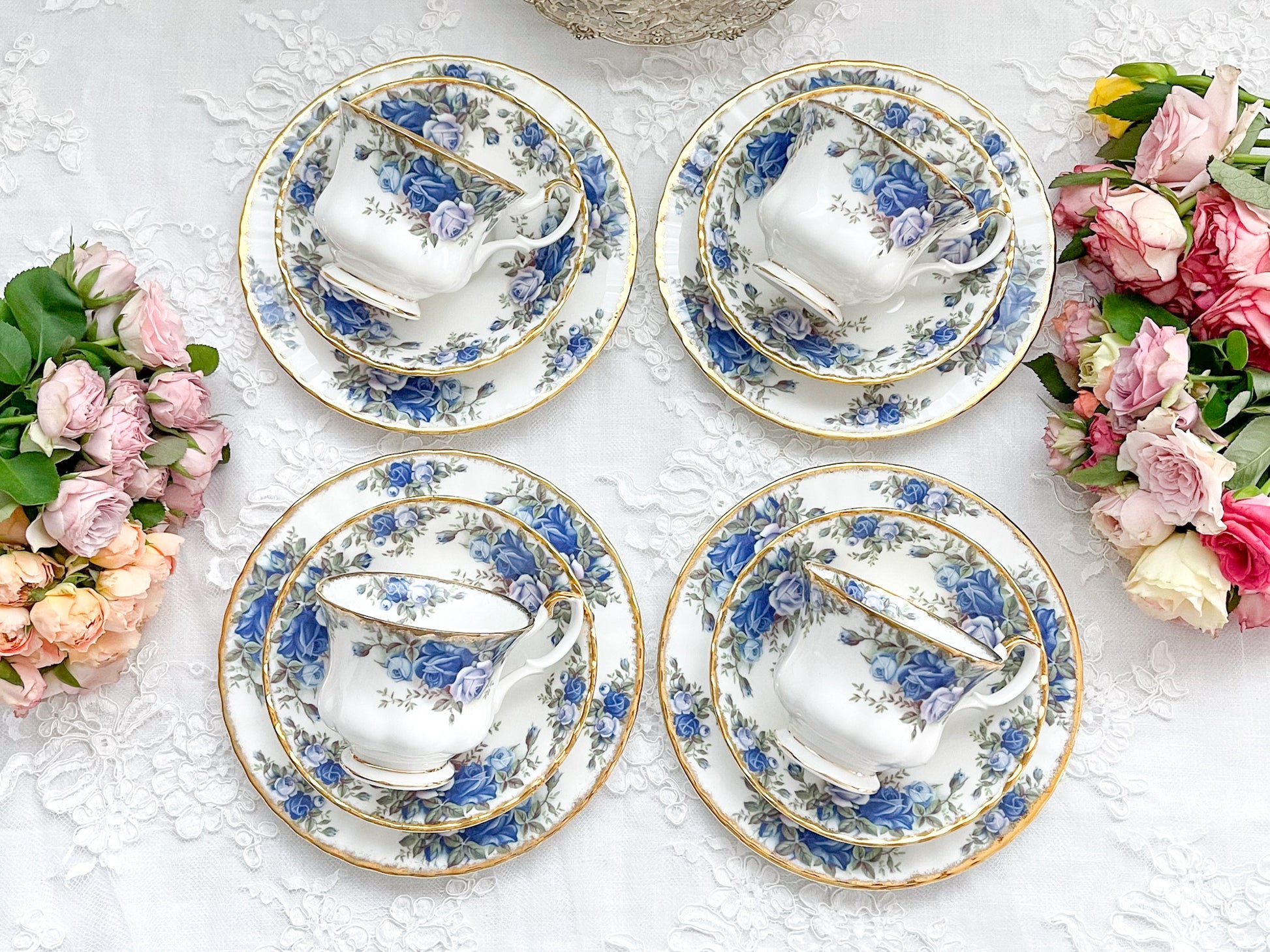 ロイヤルアルバートのムーンライトローズのティートリオ。オールドカントリーローズの特別コレクションで貴重です。Rose Antiquesはコールポートをはじめ英国アンティーク、ヴィテージ磁器をご紹介しています。