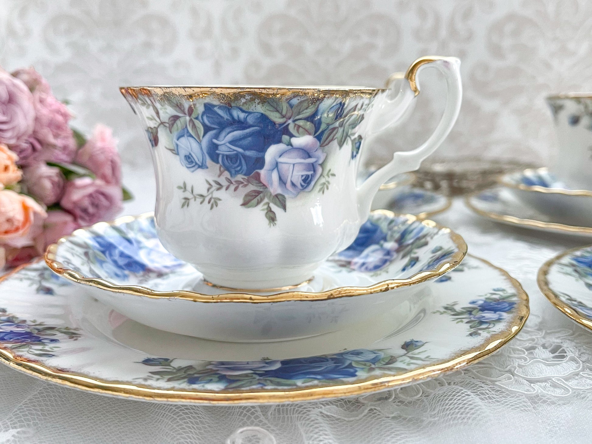 ロイヤルアルバートのムーンライトローズのティートリオ。オールドカントリーローズの特別コレクションで貴重です。Rose Antiquesはコールポートをはじめ英国アンティーク、ヴィテージ磁器をご紹介しています。