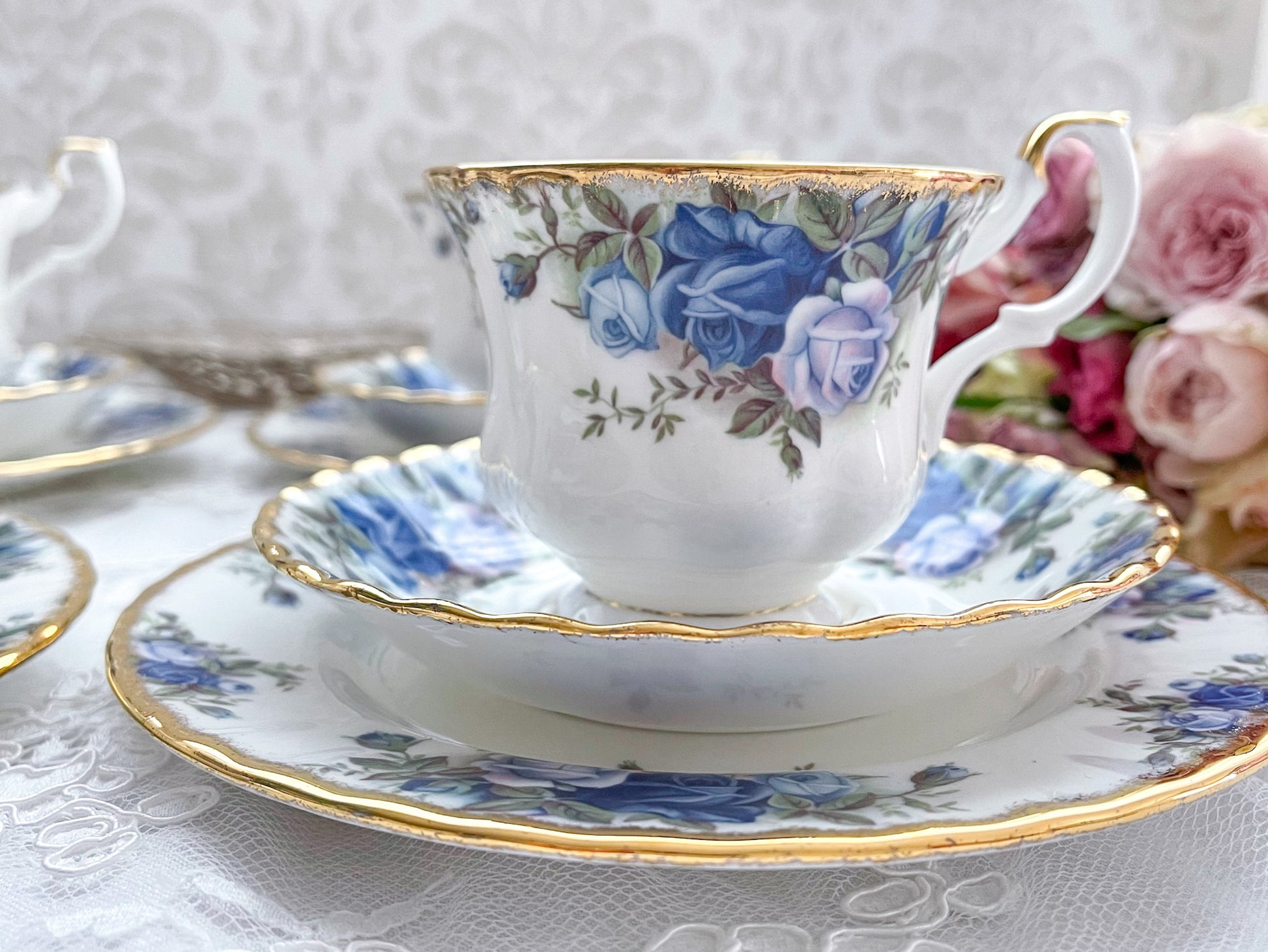 ロイヤルアルバートのムーンライトローズのティートリオ。オールドカントリーローズの特別コレクションで貴重です。Rose Antiquesはコールポートをはじめ英国アンティーク、ヴィテージ磁器をご紹介しています。