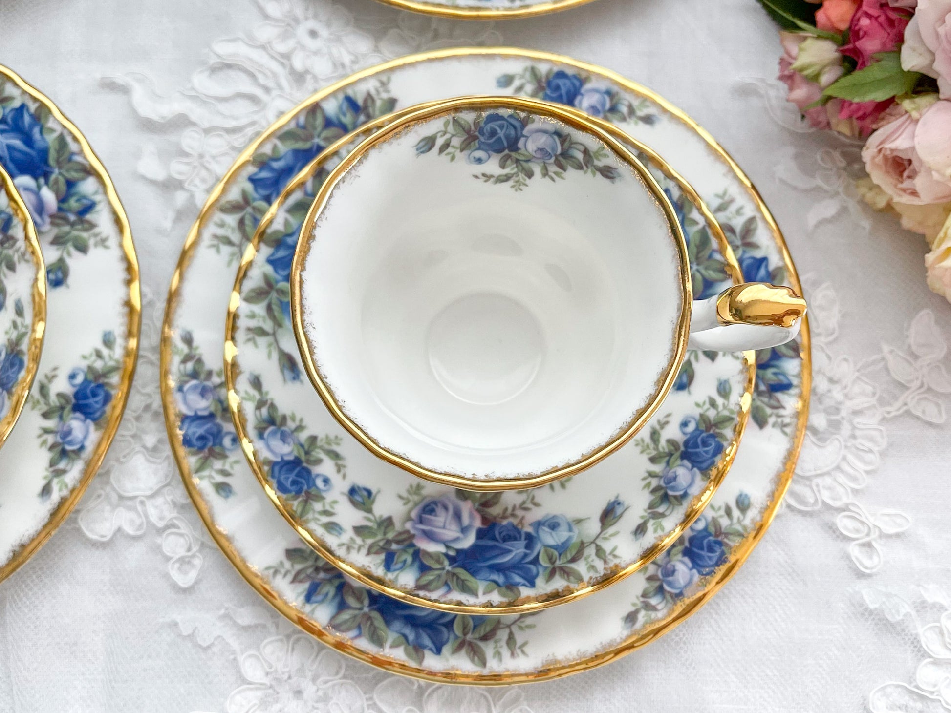 ロイヤルアルバートのムーンライトローズのティートリオ。オールドカントリーローズの特別コレクションで貴重です。Rose Antiquesはコールポートをはじめ英国アンティーク、ヴィテージ磁器をご紹介しています。