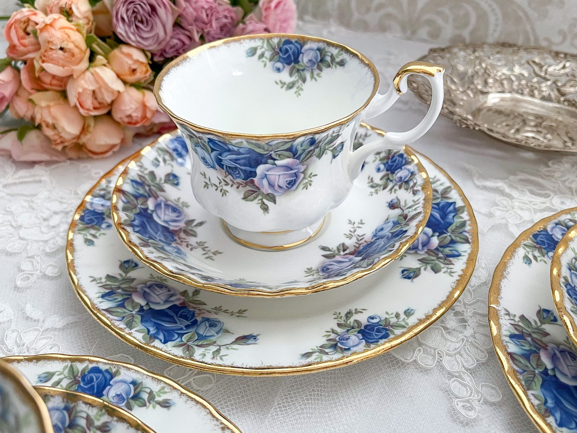 ロイヤルアルバートのムーンライトローズのティートリオ。オールドカントリーローズの特別コレクションで貴重です。Rose Antiquesはコールポートをはじめ英国アンティーク、ヴィテージ磁器をご紹介しています。