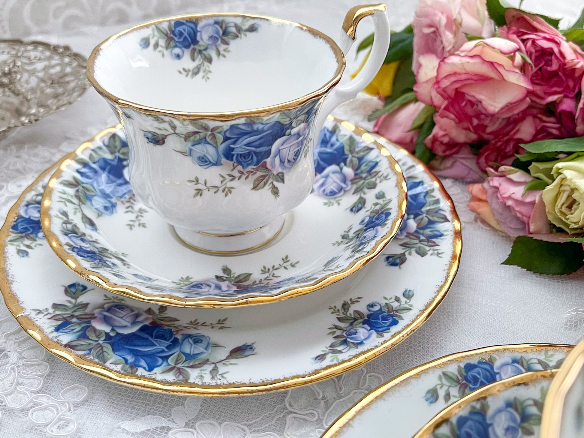 ロイヤルアルバートのムーンライトローズのティートリオ。オールドカントリーローズの特別コレクションで貴重です。Rose Antiquesはコールポートをはじめ英国アンティーク、ヴィテージ磁器をご紹介しています。