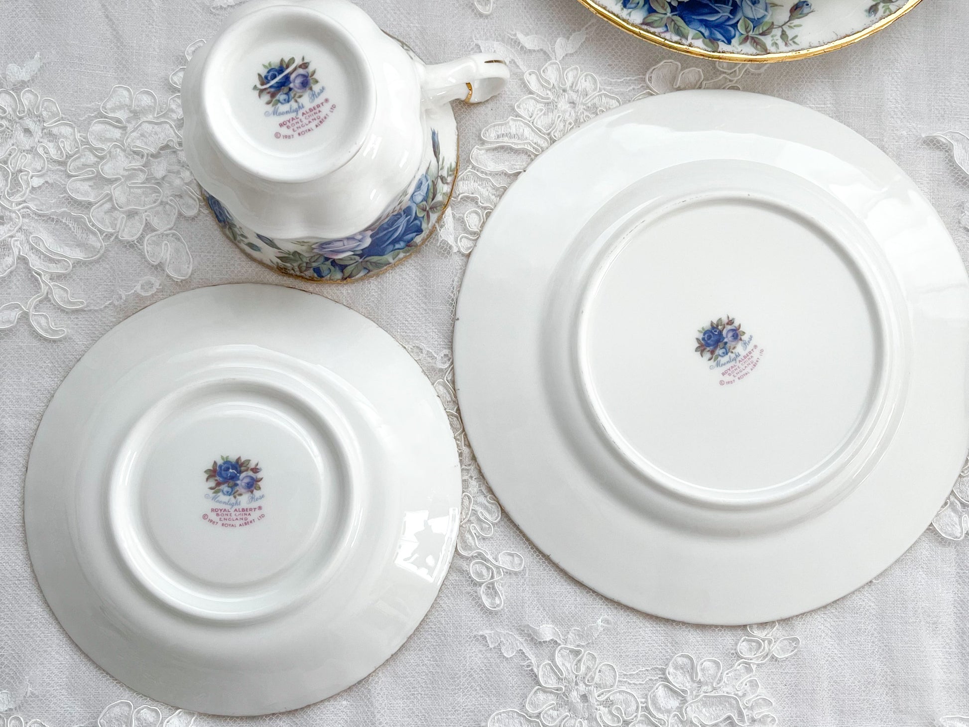 ロイヤルアルバートのムーンライトローズのティートリオ。オールドカントリーローズの特別コレクションで貴重です。Rose Antiquesはコールポートをはじめ英国アンティーク、ヴィテージ磁器をご紹介しています。