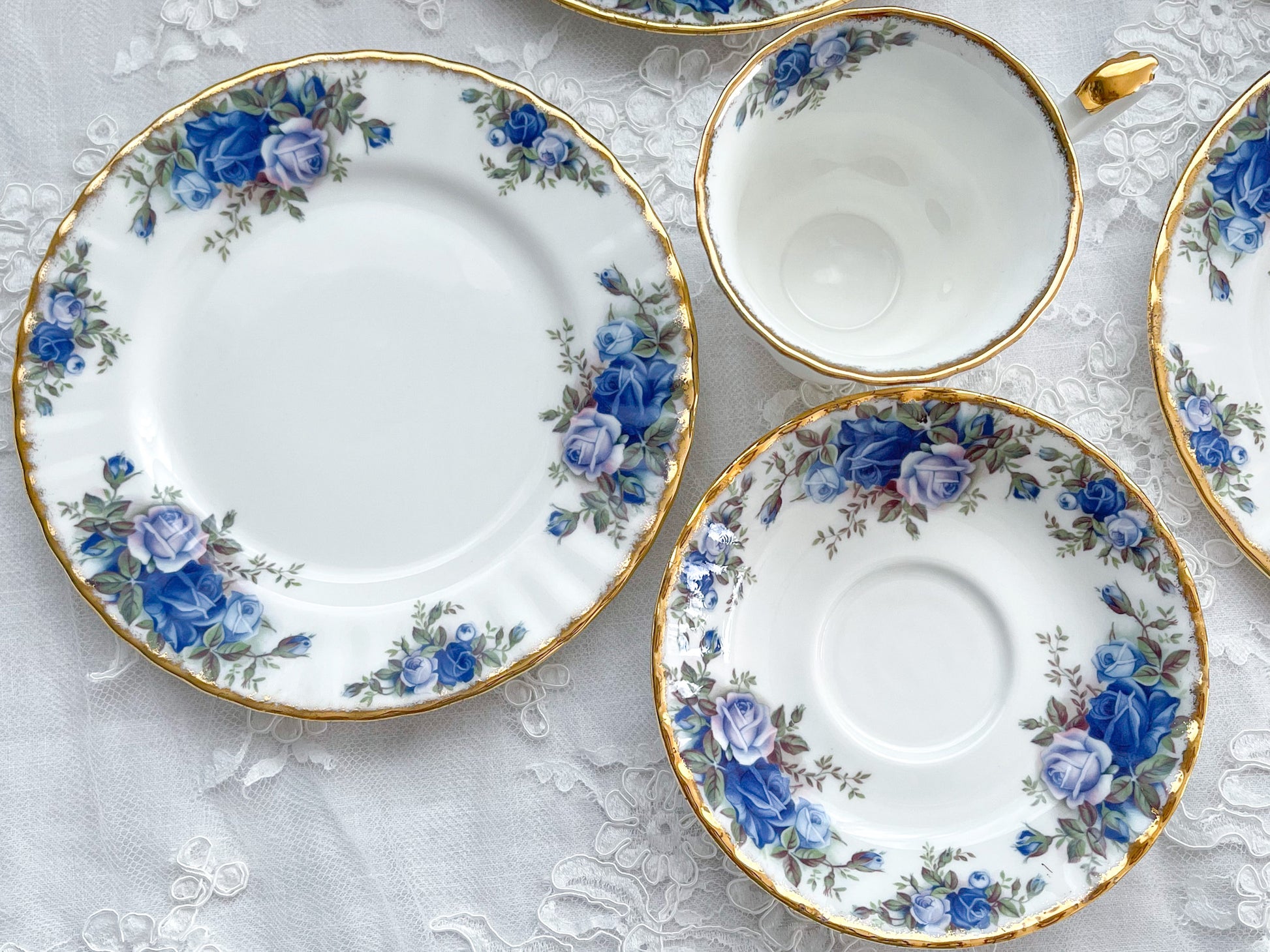 ロイヤルアルバートのムーンライトローズのティートリオ。オールドカントリーローズの特別コレクションで貴重です。Rose Antiquesはコールポートをはじめ英国アンティーク、ヴィテージ磁器をご紹介しています。