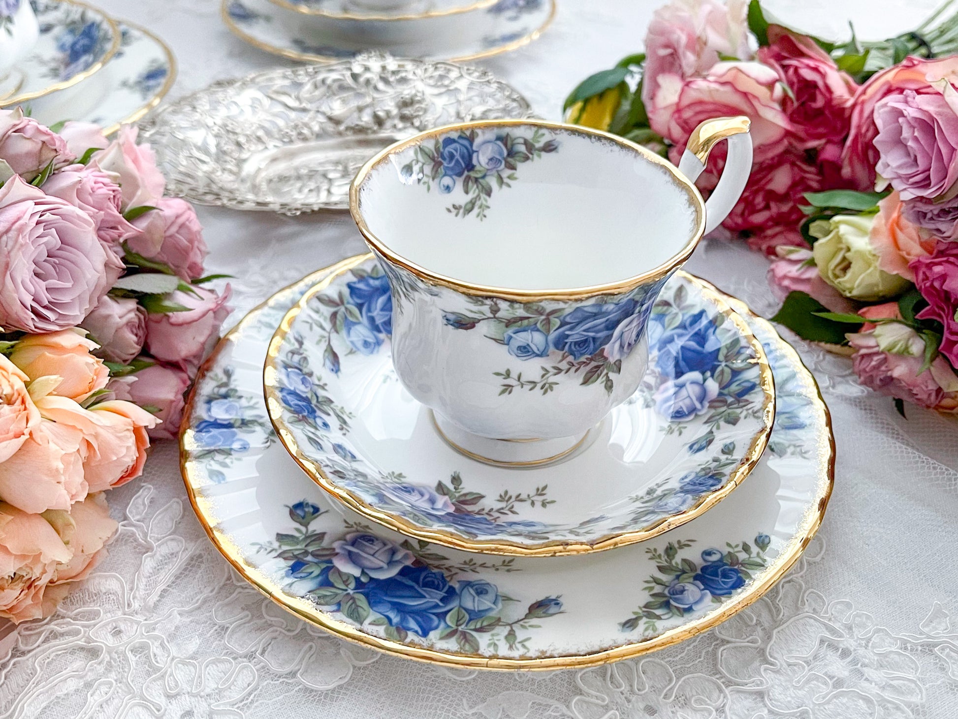 ロイヤルアルバートのムーンライトローズのティートリオ。オールドカントリーローズの特別コレクションで貴重です。Rose Antiquesはコールポートをはじめ英国アンティーク、ヴィテージ磁器をご紹介しています。