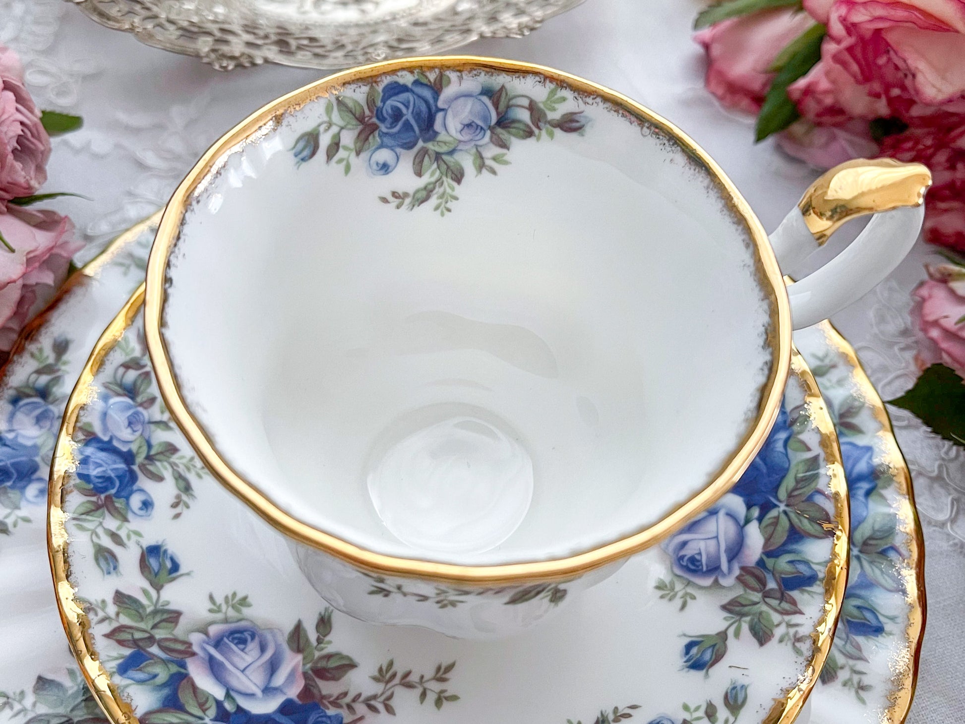 ロイヤルアルバートのムーンライトローズのティートリオ。オールドカントリーローズの特別コレクションで貴重です。Rose Antiquesはコールポートをはじめ英国アンティーク、ヴィテージ磁器をご紹介しています。