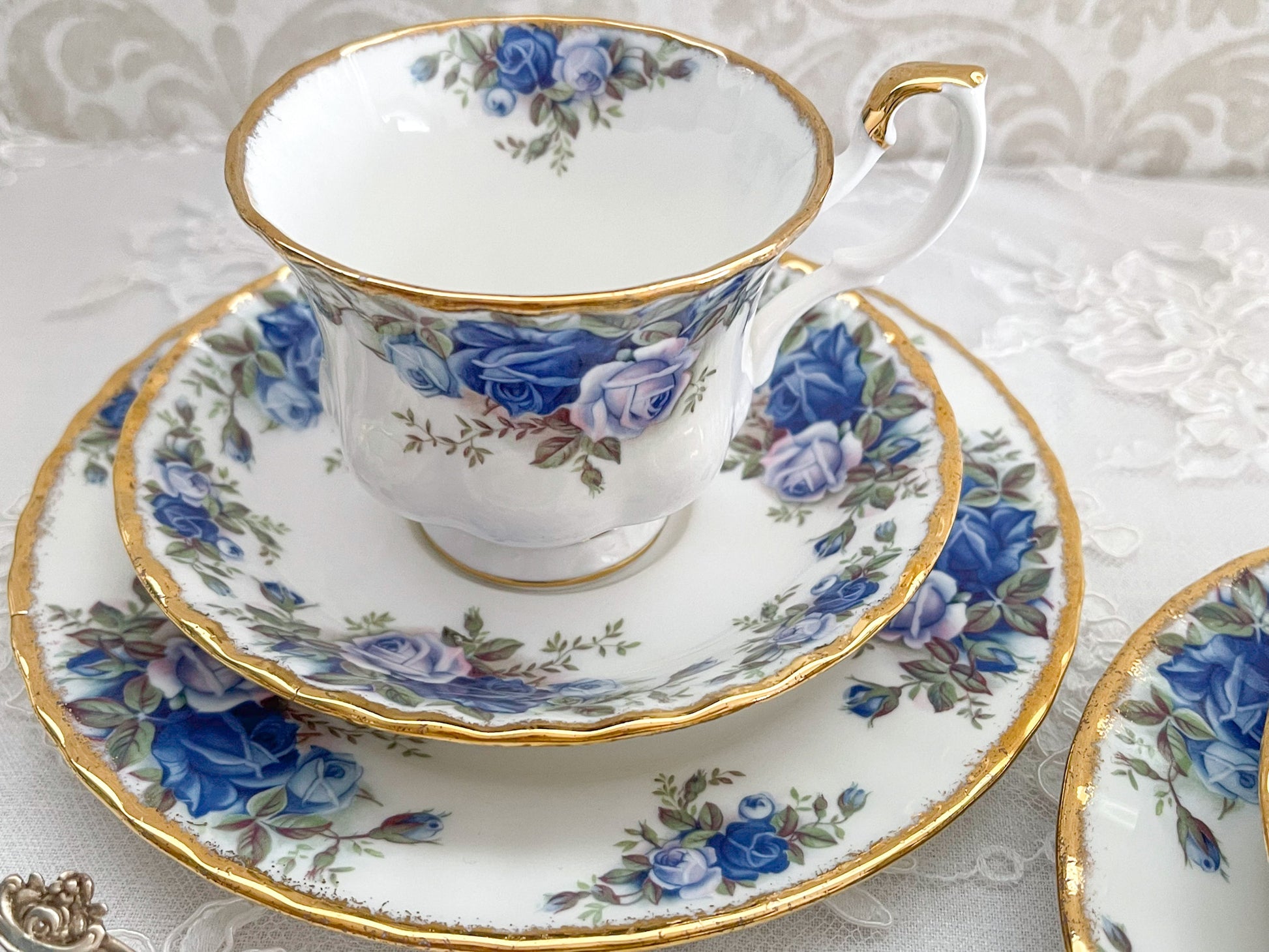 ロイヤルアルバートのムーンライトローズのティートリオ。オールドカントリーローズの特別コレクションで貴重です。Rose Antiquesはコールポートをはじめ英国アンティーク、ヴィテージ磁器をご紹介しています。