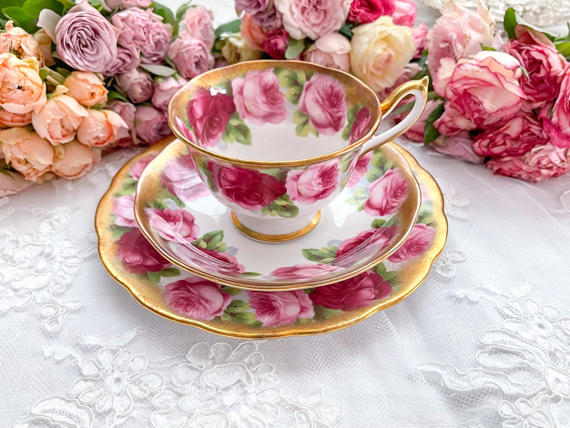 ロイヤルアルバートのオールドイングリッシュローズのティートリオ。大輪のバラとたっぷり使われた金彩が華やかで美しい作品です。Rose Antiquesはコールポートをはじめ英国アンティーク磁器、英国ヴィンテージ磁器をご紹介しています。