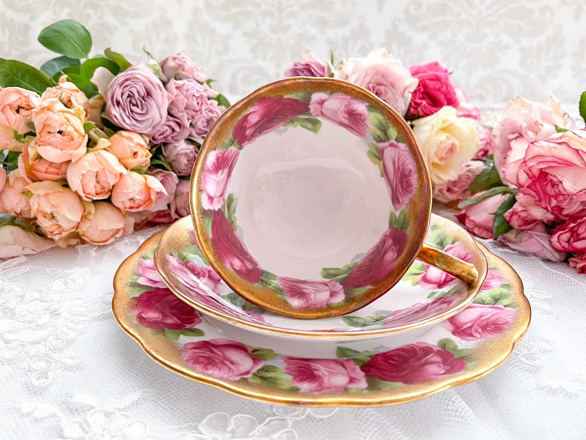 ロイヤルアルバートのオールドイングリッシュローズのティートリオ。大輪のバラとたっぷり使われた金彩が華やかで美しい作品です。Rose Antiquesはコールポートをはじめ英国アンティーク磁器、英国ヴィンテージ磁器をご紹介しています。
