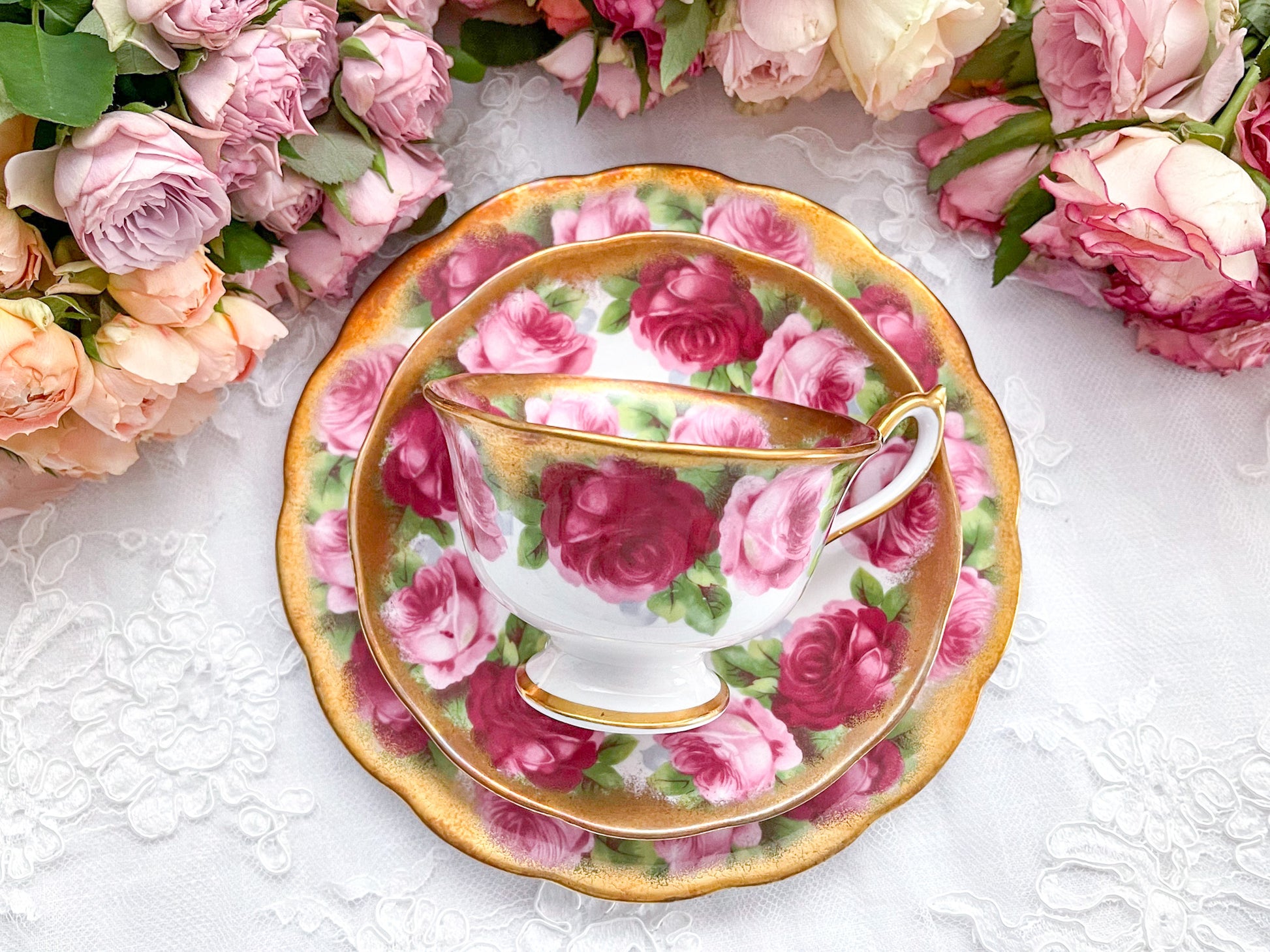 ロイヤルアルバートのオールドイングリッシュローズのティートリオ。大輪のバラとたっぷり使われた金彩が華やかで美しい作品です。Rose Antiquesはコールポートをはじめ英国アンティーク磁器、英国ヴィンテージ磁器をご紹介しています。