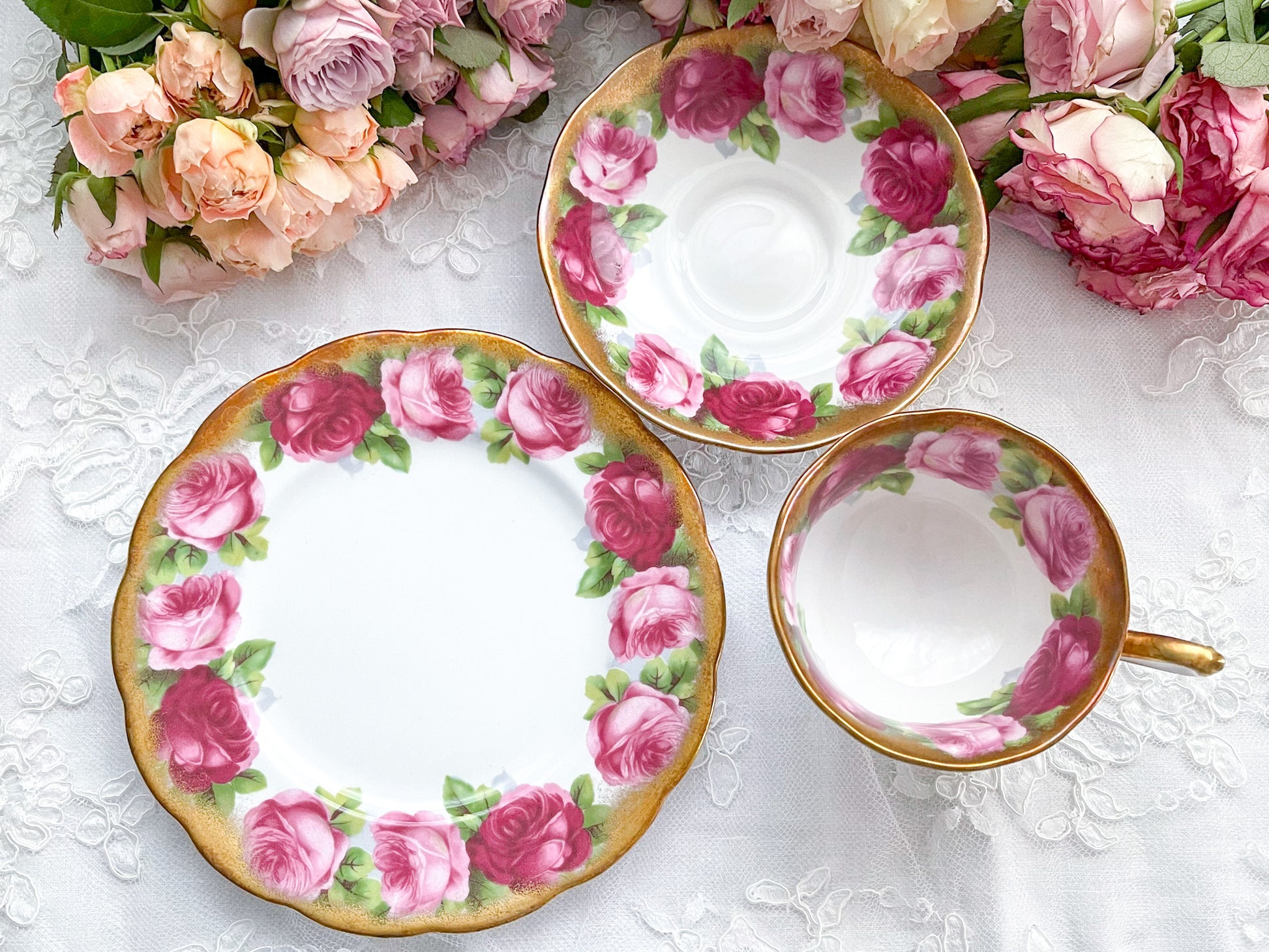 ロイヤルアルバートのオールドイングリッシュローズのティートリオ。大輪のバラとたっぷり使われた金彩が華やかで美しい作品です。Rose Antiquesはコールポートをはじめ英国アンティーク磁器、英国ヴィンテージ磁器をご紹介しています。