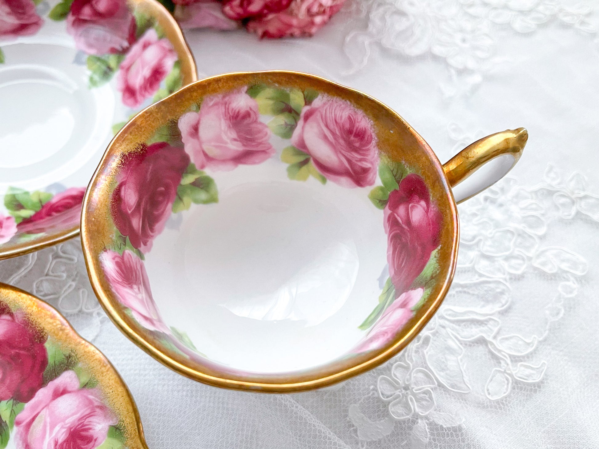 ロイヤルアルバートのオールドイングリッシュローズのティートリオ。大輪のバラとたっぷり使われた金彩が華やかで美しい作品です。Rose Antiquesはコールポートをはじめ英国アンティーク磁器、英国ヴィンテージ磁器をご紹介しています。