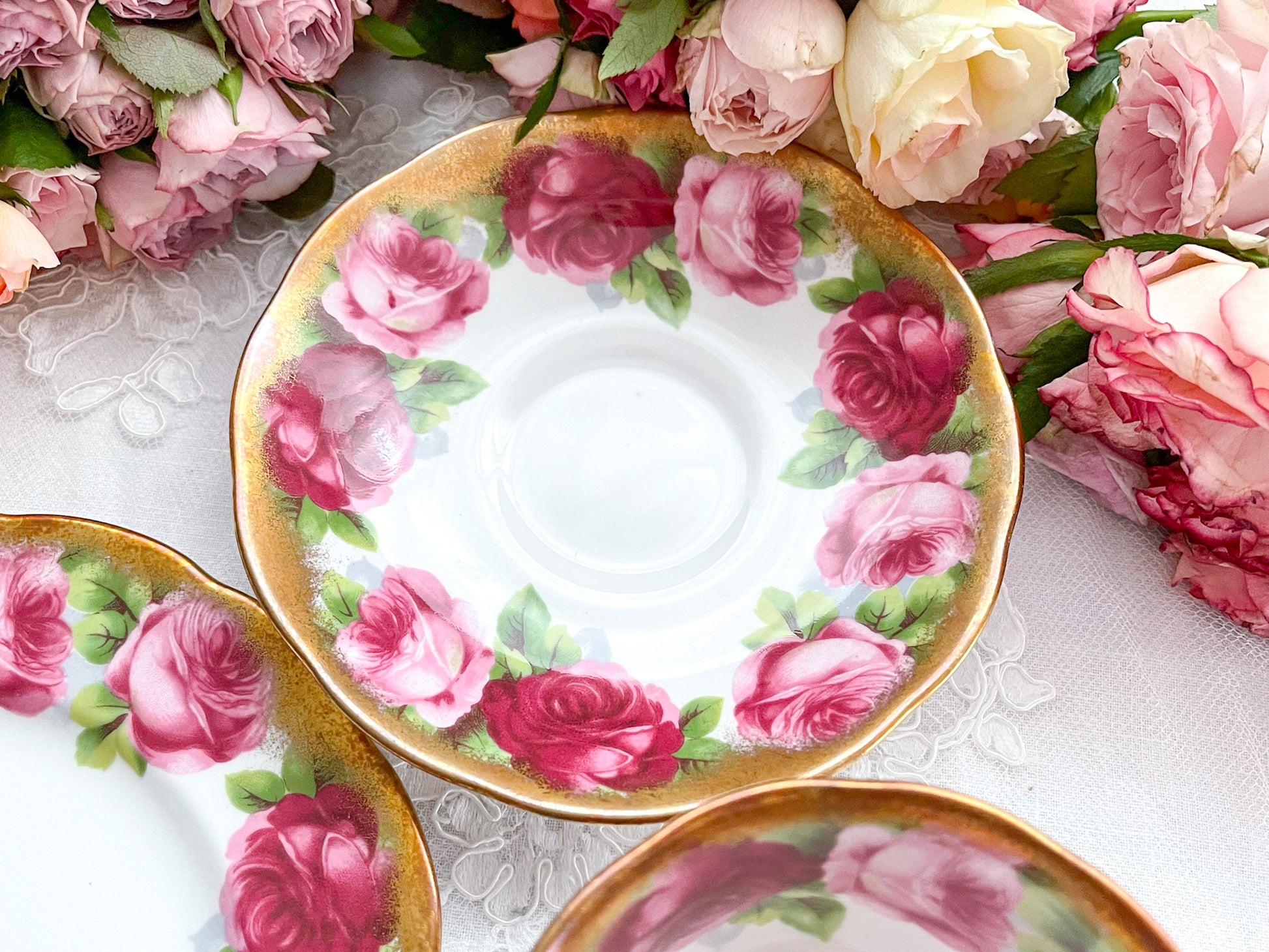ロイヤルアルバートのオールドイングリッシュローズのティートリオ。大輪のバラとたっぷり使われた金彩が華やかで美しい作品です。Rose Antiquesはコールポートをはじめ英国アンティーク磁器、英国ヴィンテージ磁器をご紹介しています。