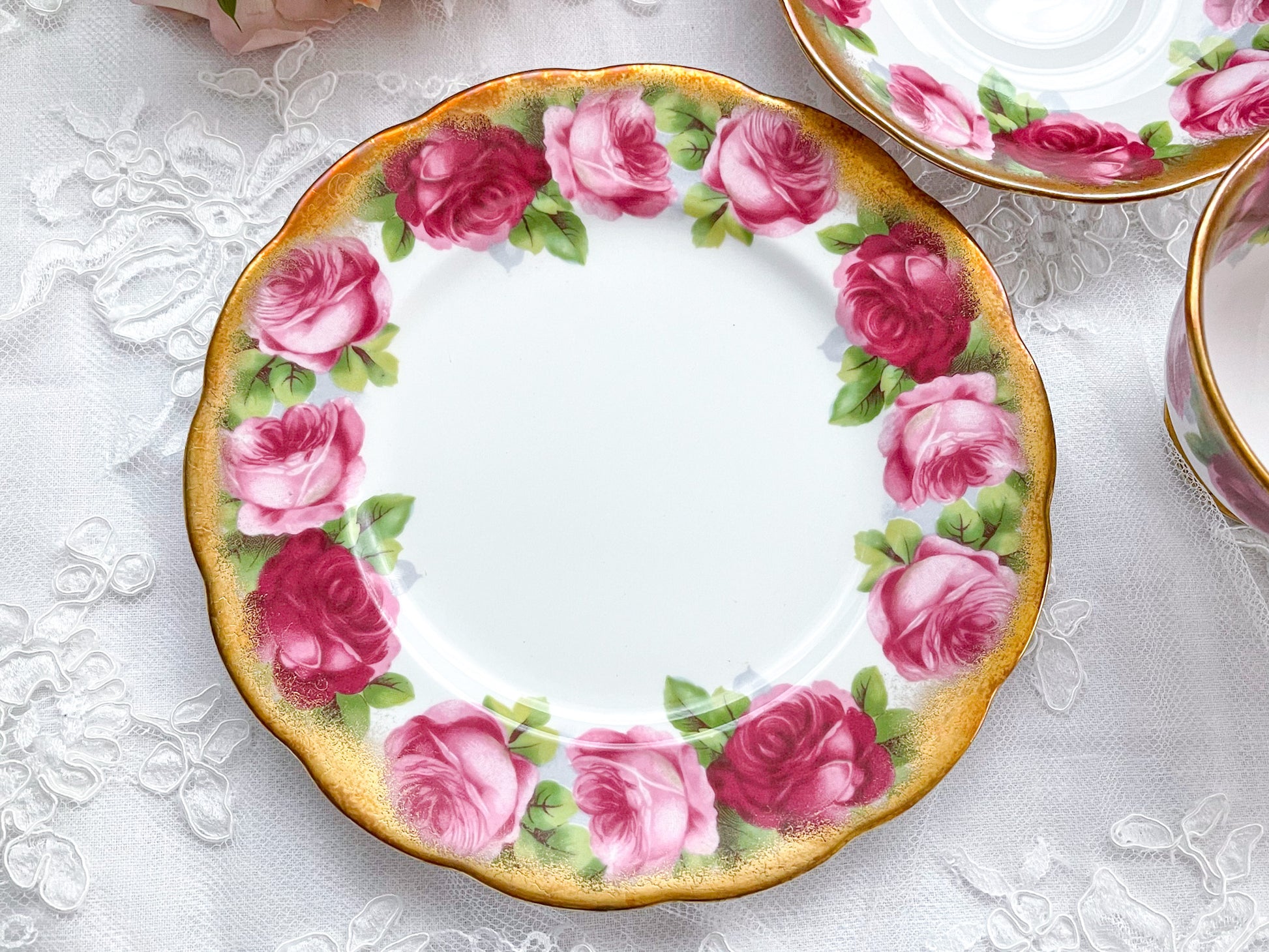 ロイヤルアルバートのオールドイングリッシュローズのティートリオ。大輪のバラとたっぷり使われた金彩が華やかで美しい作品です。Rose Antiquesはコールポートをはじめ英国アンティーク磁器、英国ヴィンテージ磁器をご紹介しています。