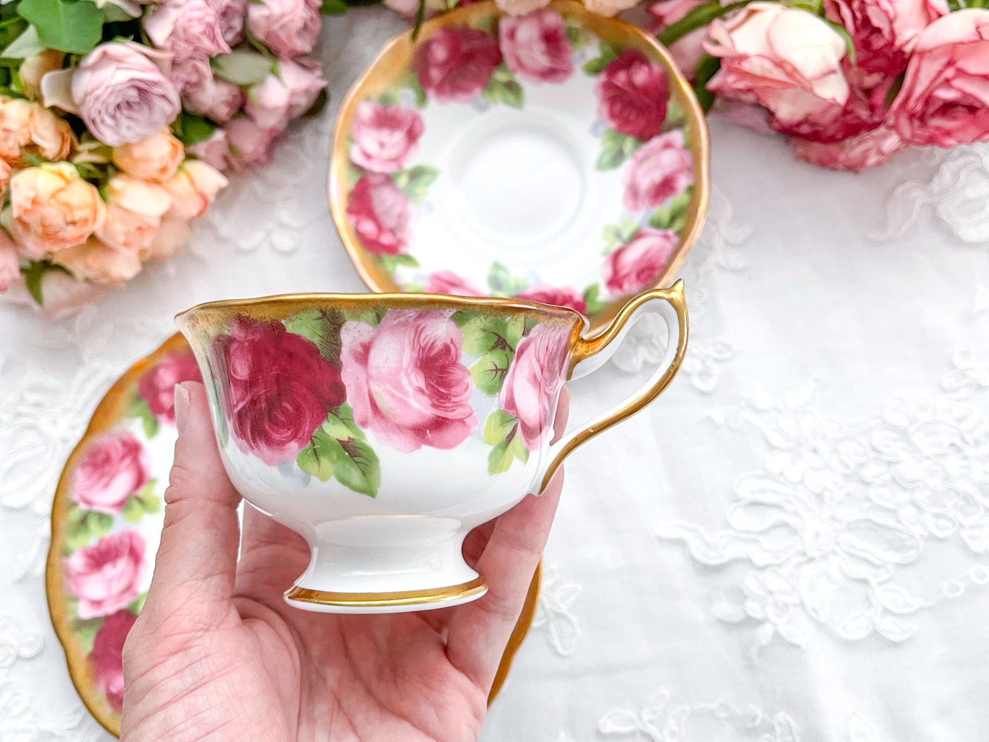 ロイヤルアルバートのオールドイングリッシュローズのティートリオ。大輪のバラとたっぷり使われた金彩が華やかで美しい作品です。Rose Antiquesはコールポートをはじめ英国アンティーク磁器、英国ヴィンテージ磁器をご紹介しています。