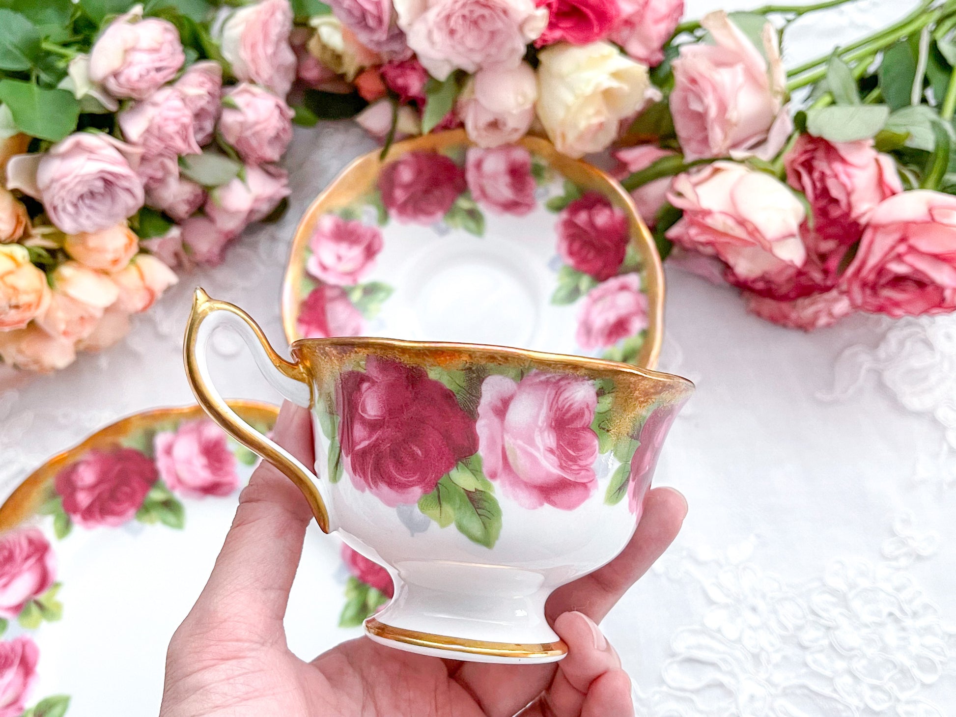 ロイヤルアルバートのオールドイングリッシュローズのティートリオ。大輪のバラとたっぷり使われた金彩が華やかで美しい作品です。Rose Antiquesはコールポートをはじめ英国アンティーク磁器、英国ヴィンテージ磁器をご紹介しています。