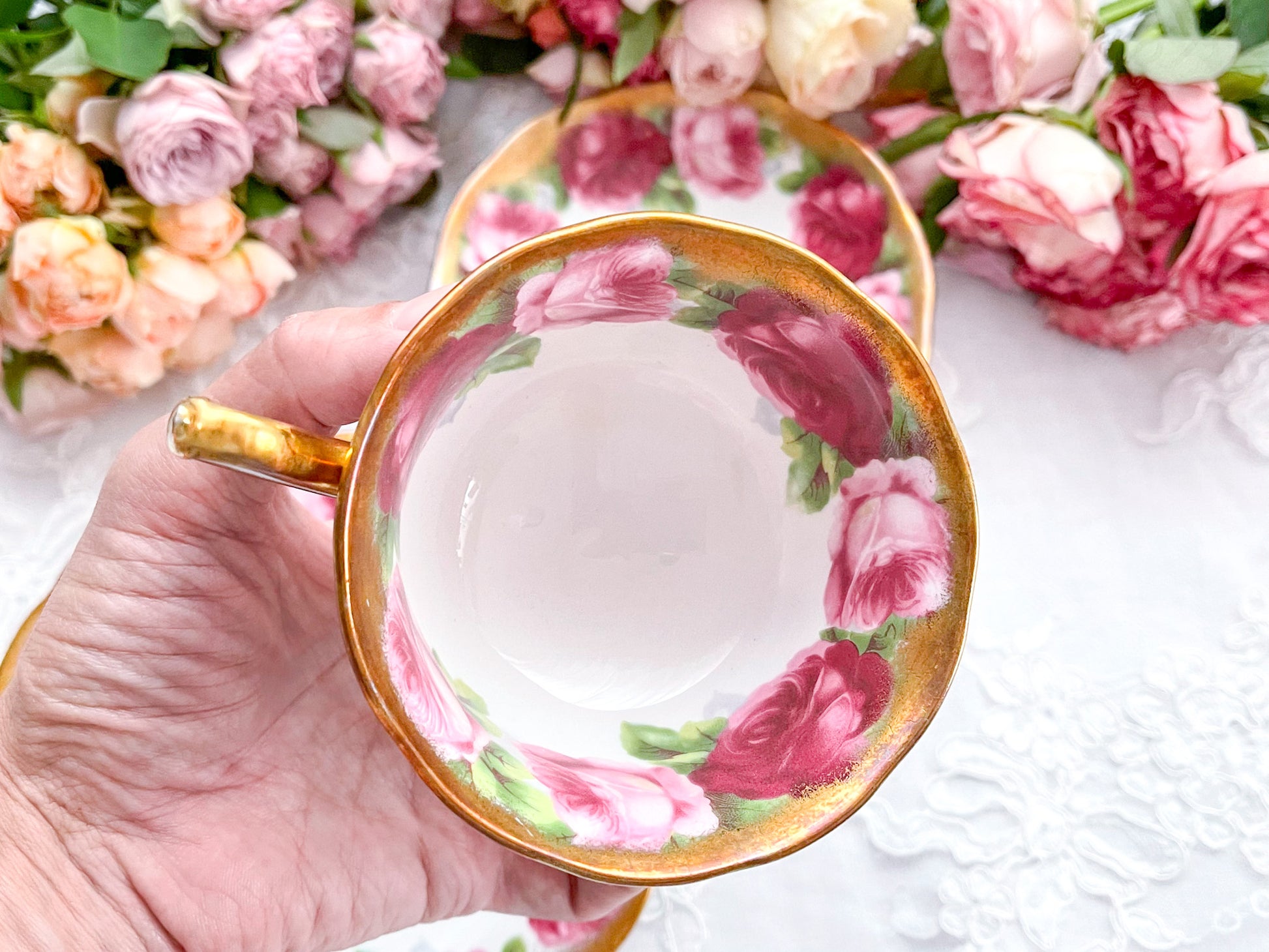 ロイヤルアルバートのオールドイングリッシュローズのティートリオ。大輪のバラとたっぷり使われた金彩が華やかで美しい作品です。Rose Antiquesはコールポートをはじめ英国アンティーク磁器、英国ヴィンテージ磁器をご紹介しています。