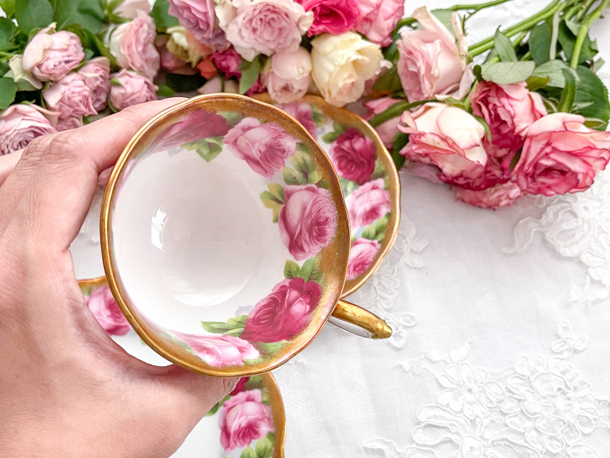 ロイヤルアルバートのオールドイングリッシュローズのティートリオ。大輪のバラとたっぷり使われた金彩が華やかで美しい作品です。Rose Antiquesはコールポートをはじめ英国アンティーク磁器、英国ヴィンテージ磁器をご紹介しています。