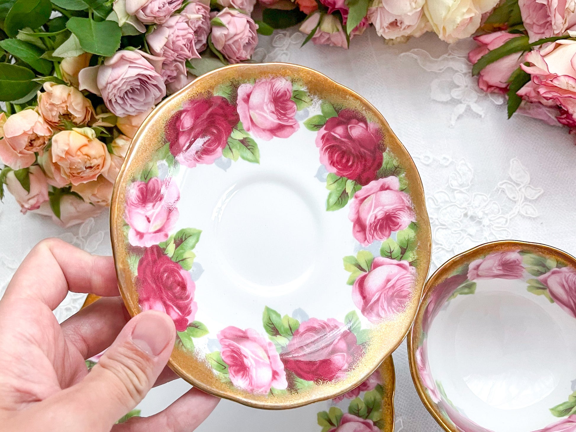 ロイヤルアルバートのオールドイングリッシュローズのティートリオ。大輪のバラとたっぷり使われた金彩が華やかで美しい作品です。Rose Antiquesはコールポートをはじめ英国アンティーク磁器、英国ヴィンテージ磁器をご紹介しています。