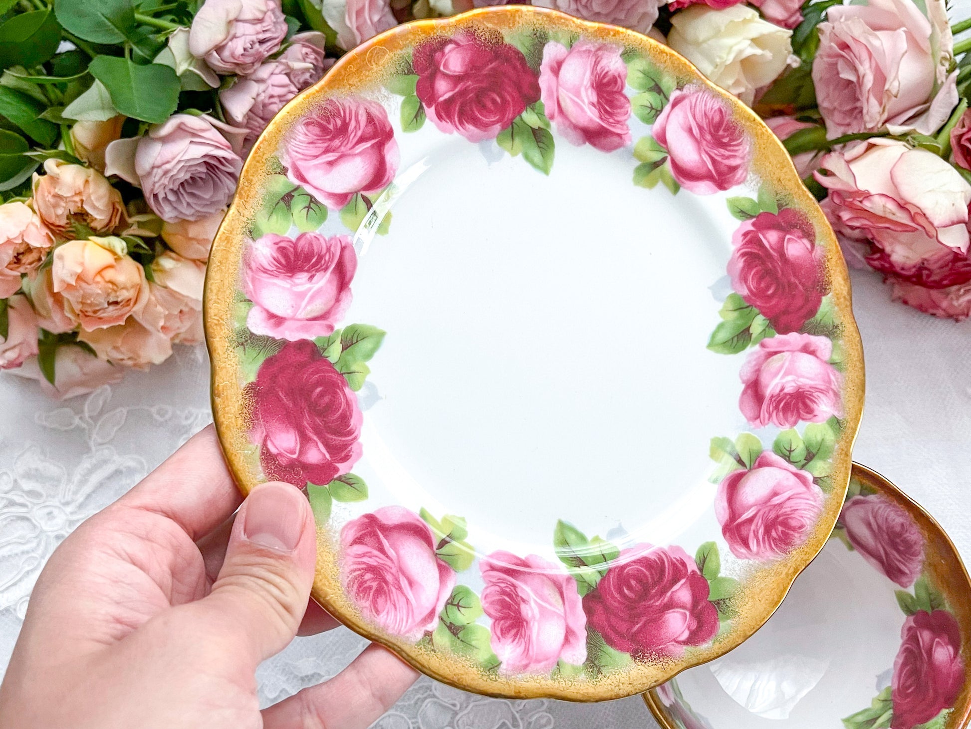 ロイヤルアルバートのオールドイングリッシュローズのティートリオ。大輪のバラとたっぷり使われた金彩が華やかで美しい作品です。Rose Antiquesはコールポートをはじめ英国アンティーク磁器、英国ヴィンテージ磁器をご紹介しています。