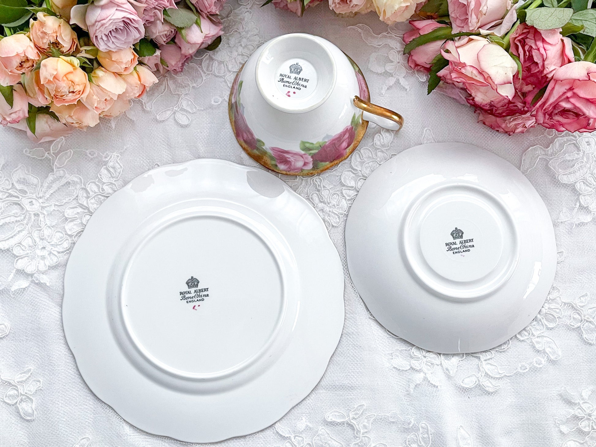 ロイヤルアルバートのオールドイングリッシュローズのティートリオ。大輪のバラとたっぷり使われた金彩が華やかで美しい作品です。Rose Antiquesはコールポートをはじめ英国アンティーク磁器、英国ヴィンテージ磁器をご紹介しています。