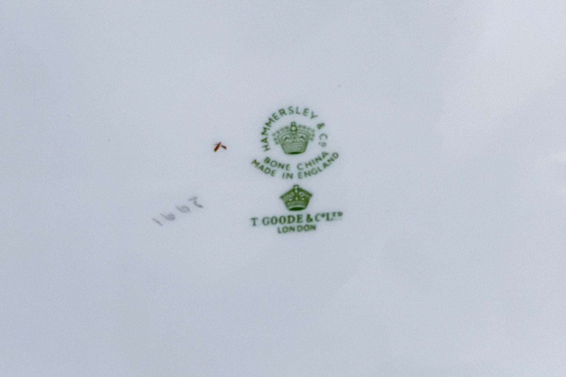 ハマースレイのハワードスプレイシリーズのストロベリーバスケット。ストロベリーバスケットは、イチゴを入れるバスケットでシュガー入れとクリーマーがついています。生産量が少なく、とても人気があるアイテムの一つ。こちらは老舗高級食器店のT.GOODEの特注品です。人気のハワードスプレイの華やかなストロベリーバスケットは、イチゴはもちろん、スコーンや焼き菓子などを乗せても素敵ですね。