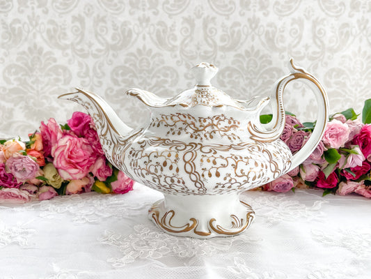 ロココリバイバルの優雅なティーポット。白磁に金彩の細かな模様が美しいです。Rose Antiquesはコールポートをはじめ英国アンティーク磁器をご紹介しています。