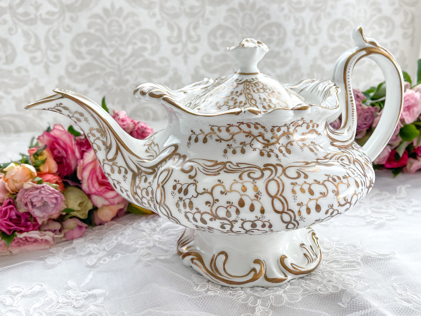 ロココリバイバルの優雅なティーポット。白磁に金彩の細かな模様が美しいです。Rose Antiquesはコールポートをはじめ英国アンティーク磁器をご紹介しています。