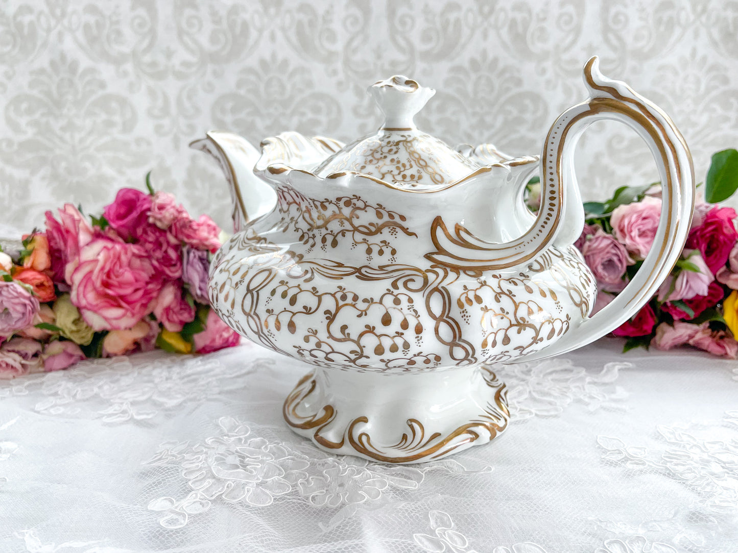 ロココリバイバルの優雅なティーポット。白磁に金彩の細かな模様が美しいです。Rose Antiquesはコールポートをはじめ英国アンティーク磁器をご紹介しています。