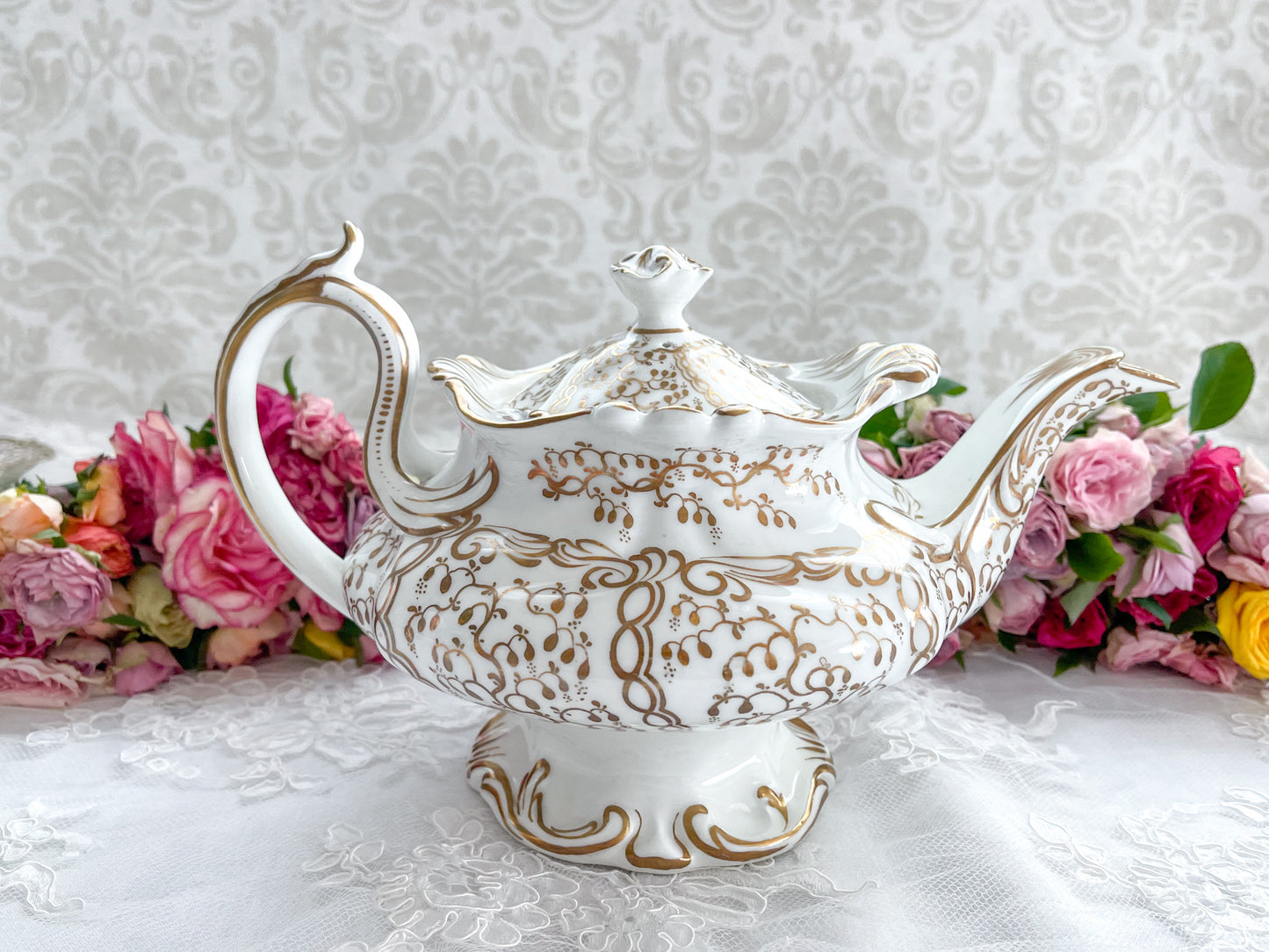 ロココリバイバルの優雅なティーポット。白磁に金彩の細かな模様が美しいです。Rose Antiquesはコールポートをはじめ英国アンティーク磁器をご紹介しています。
