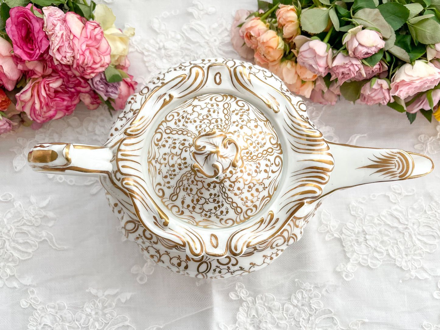 ロココリバイバルの優雅なティーポット。白磁に金彩の細かな模様が美しいです。Rose Antiquesはコールポートをはじめ英国アンティーク磁器をご紹介しています。