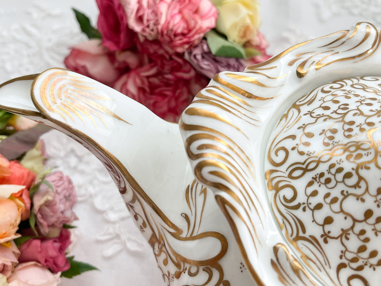 ロココリバイバルの優雅なティーポット。白磁に金彩の細かな模様が美しいです。Rose Antiquesはコールポートをはじめ英国アンティーク磁器をご紹介しています。