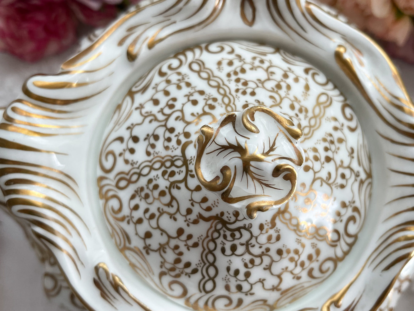 ロココリバイバルの優雅なティーポット。白磁に金彩の細かな模様が美しいです。Rose Antiquesはコールポートをはじめ英国アンティーク磁器をご紹介しています。