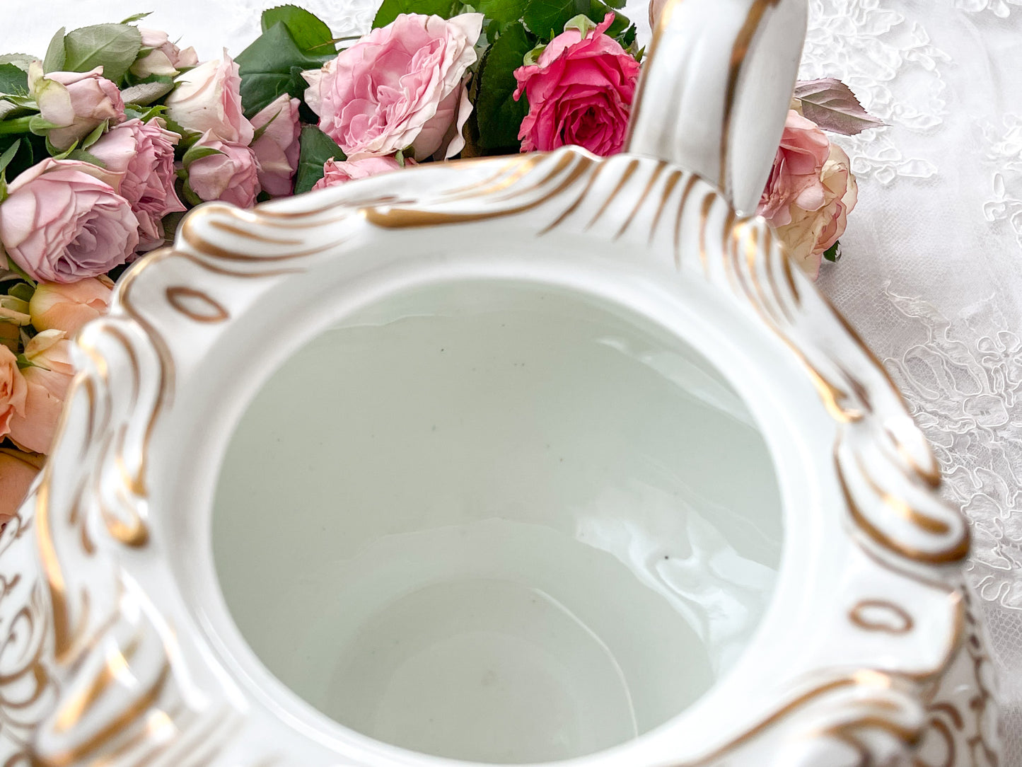 ロココリバイバルの優雅なティーポット。白磁に金彩の細かな模様が美しいです。Rose Antiquesはコールポートをはじめ英国アンティーク磁器をご紹介しています。