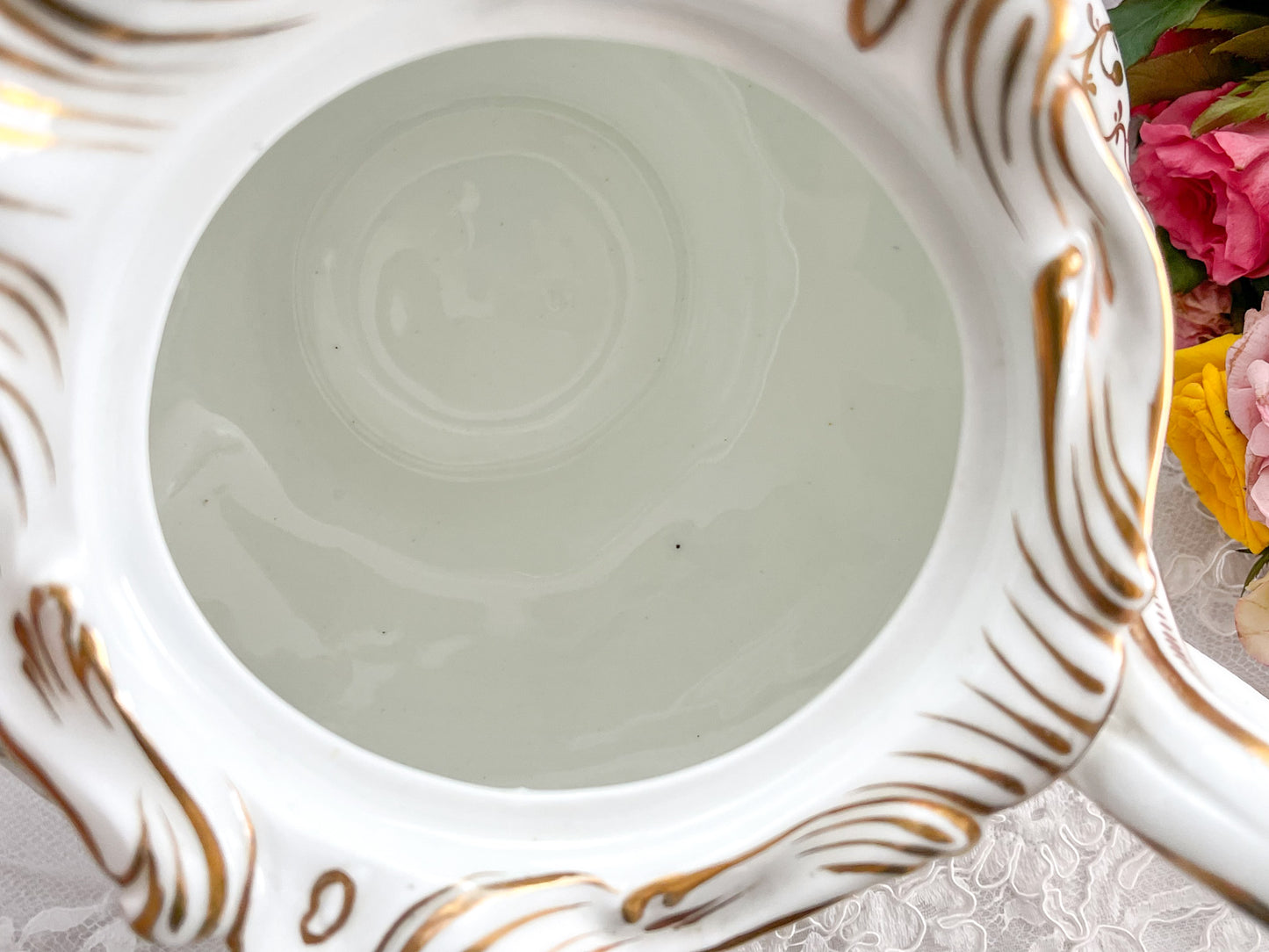 ロココリバイバルの優雅なティーポット。白磁に金彩の細かな模様が美しいです。Rose Antiquesはコールポートをはじめ英国アンティーク磁器をご紹介しています。