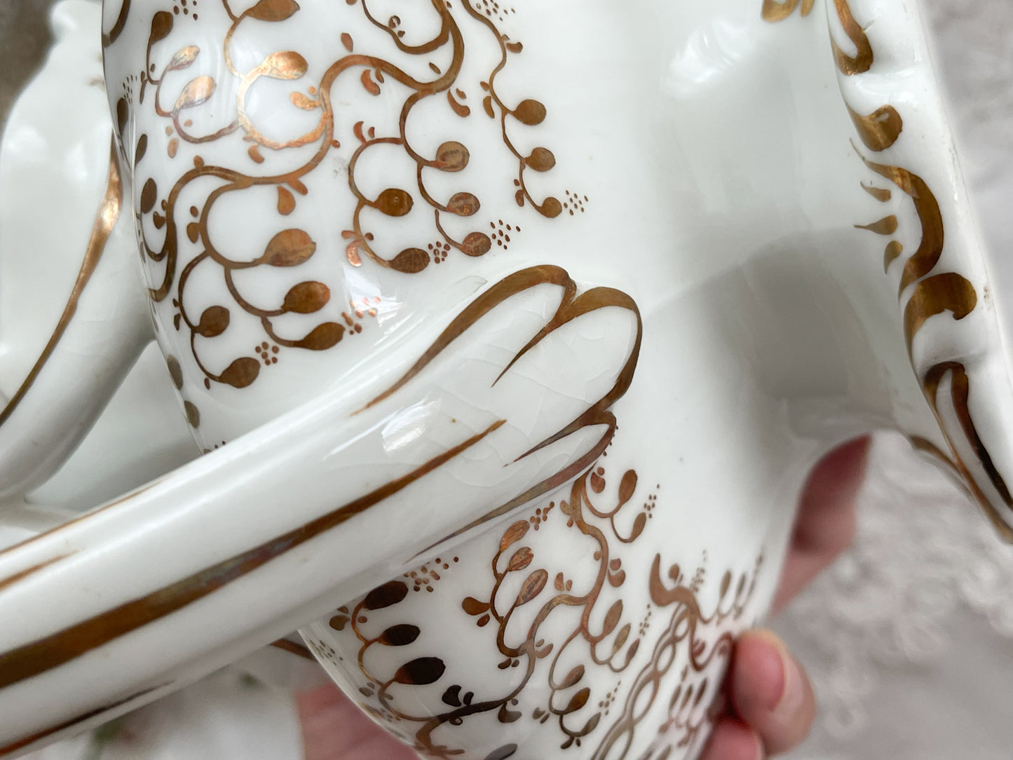 ロココリバイバルの優雅なティーポット。白磁に金彩の細かな模様が美しいです。Rose Antiquesはコールポートをはじめ英国アンティーク磁器をご紹介しています。