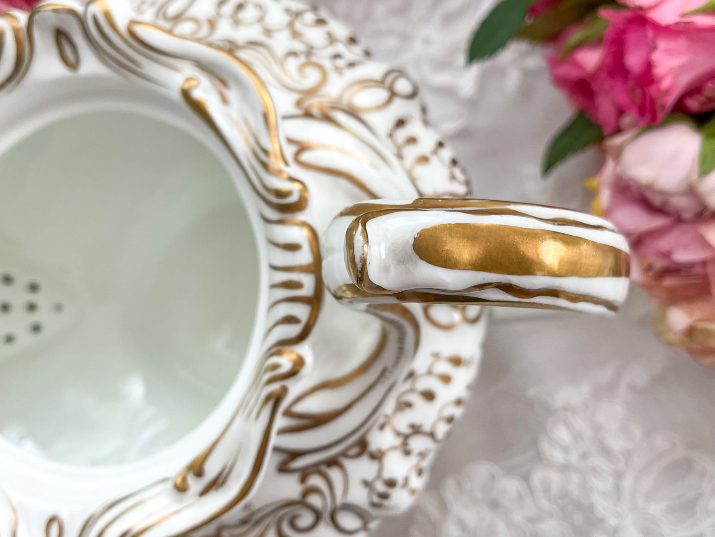 ロココリバイバルの優雅なティーポット。白磁に金彩の細かな模様が美しいです。Rose Antiquesはコールポートをはじめ英国アンティーク磁器をご紹介しています。