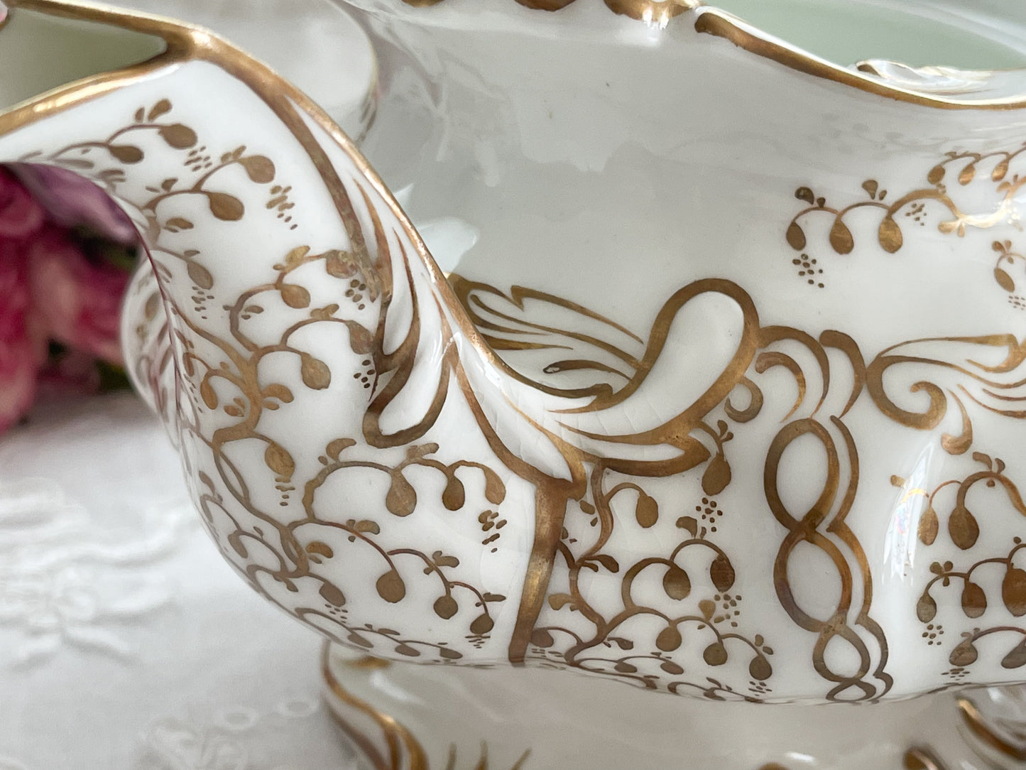 ロココリバイバルの優雅なティーポット。白磁に金彩の細かな模様が美しいです。Rose Antiquesはコールポートをはじめ英国アンティーク磁器をご紹介しています。