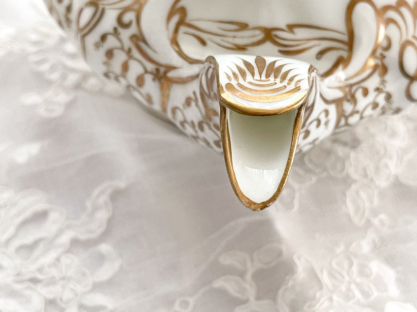 ロココリバイバルの優雅なティーポット。白磁に金彩の細かな模様が美しいです。Rose Antiquesはコールポートをはじめ英国アンティーク磁器をご紹介しています。