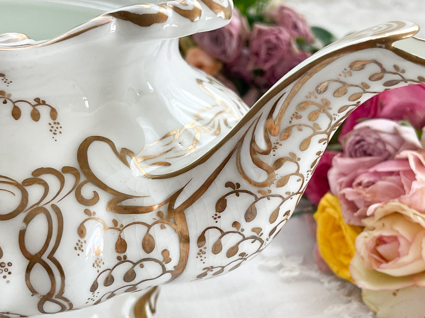 ロココリバイバルの優雅なティーポット。白磁に金彩の細かな模様が美しいです。Rose Antiquesはコールポートをはじめ英国アンティーク磁器をご紹介しています。