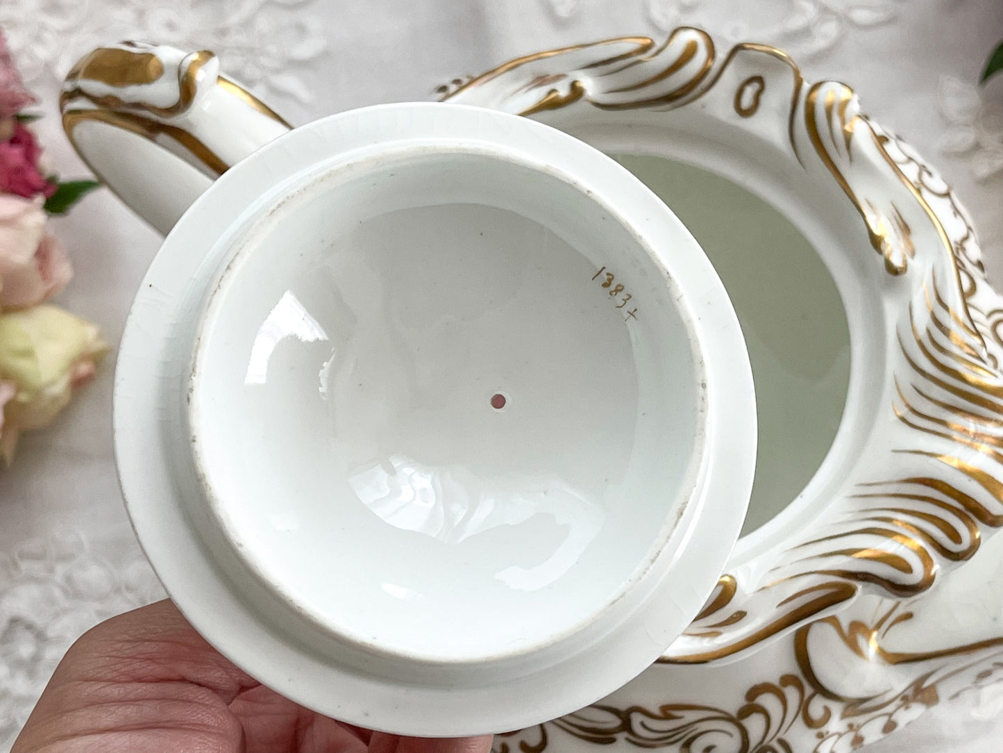 ロココリバイバルの優雅なティーポット。白磁に金彩の細かな模様が美しいです。Rose Antiquesはコールポートをはじめ英国アンティーク磁器をご紹介しています。