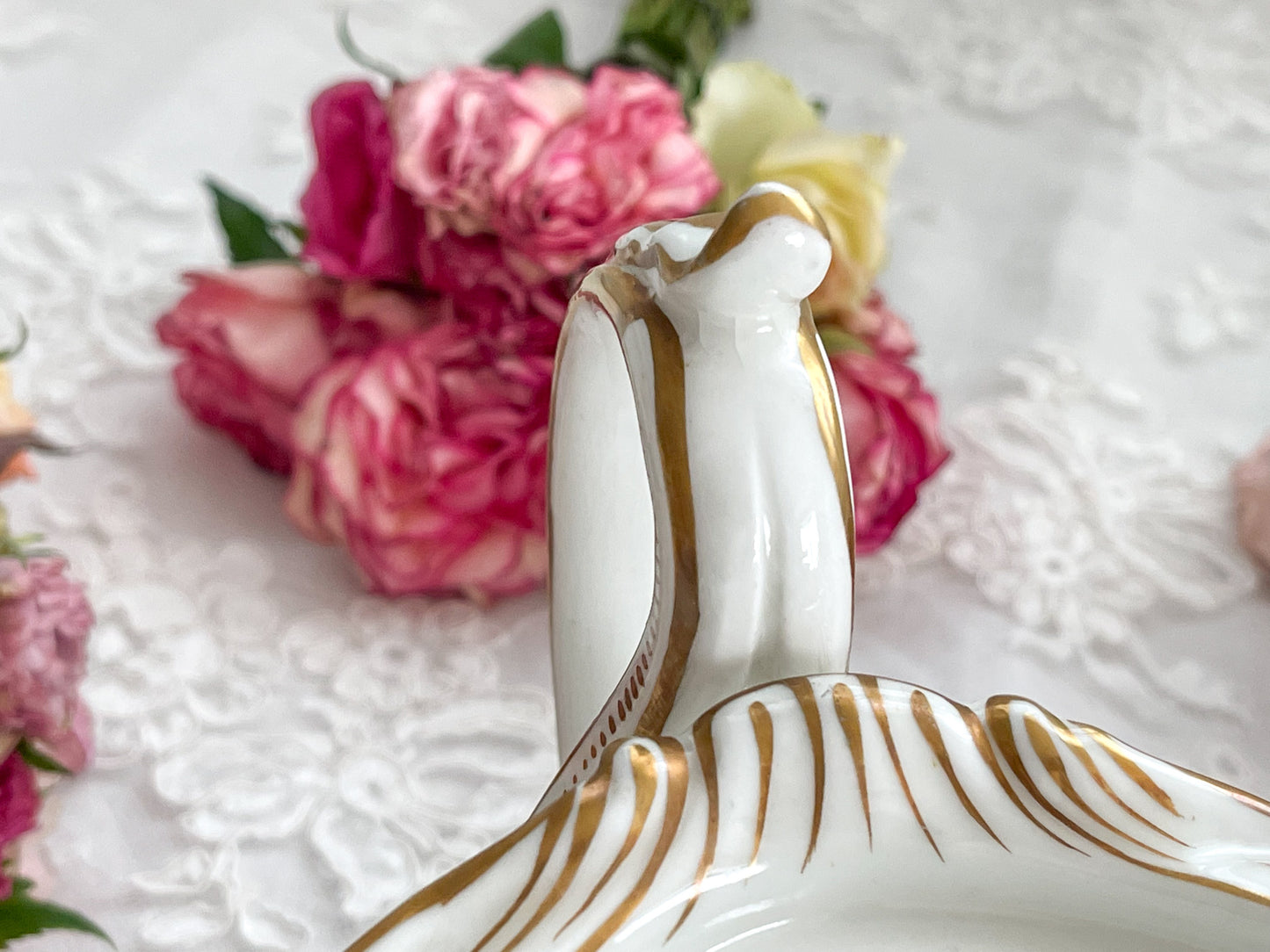 ロココリバイバルの優雅なティーポット。白磁に金彩の細かな模様が美しいです。Rose Antiquesはコールポートをはじめ英国アンティーク磁器をご紹介しています。