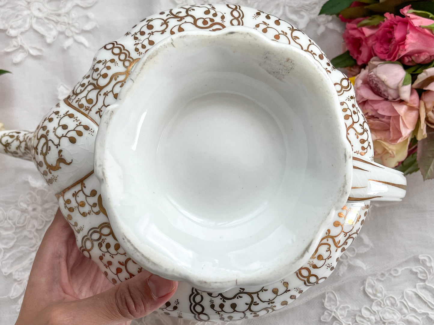ロココリバイバルの優雅なティーポット。白磁に金彩の細かな模様が美しいです。Rose Antiquesはコールポートをはじめ英国アンティーク磁器をご紹介しています。