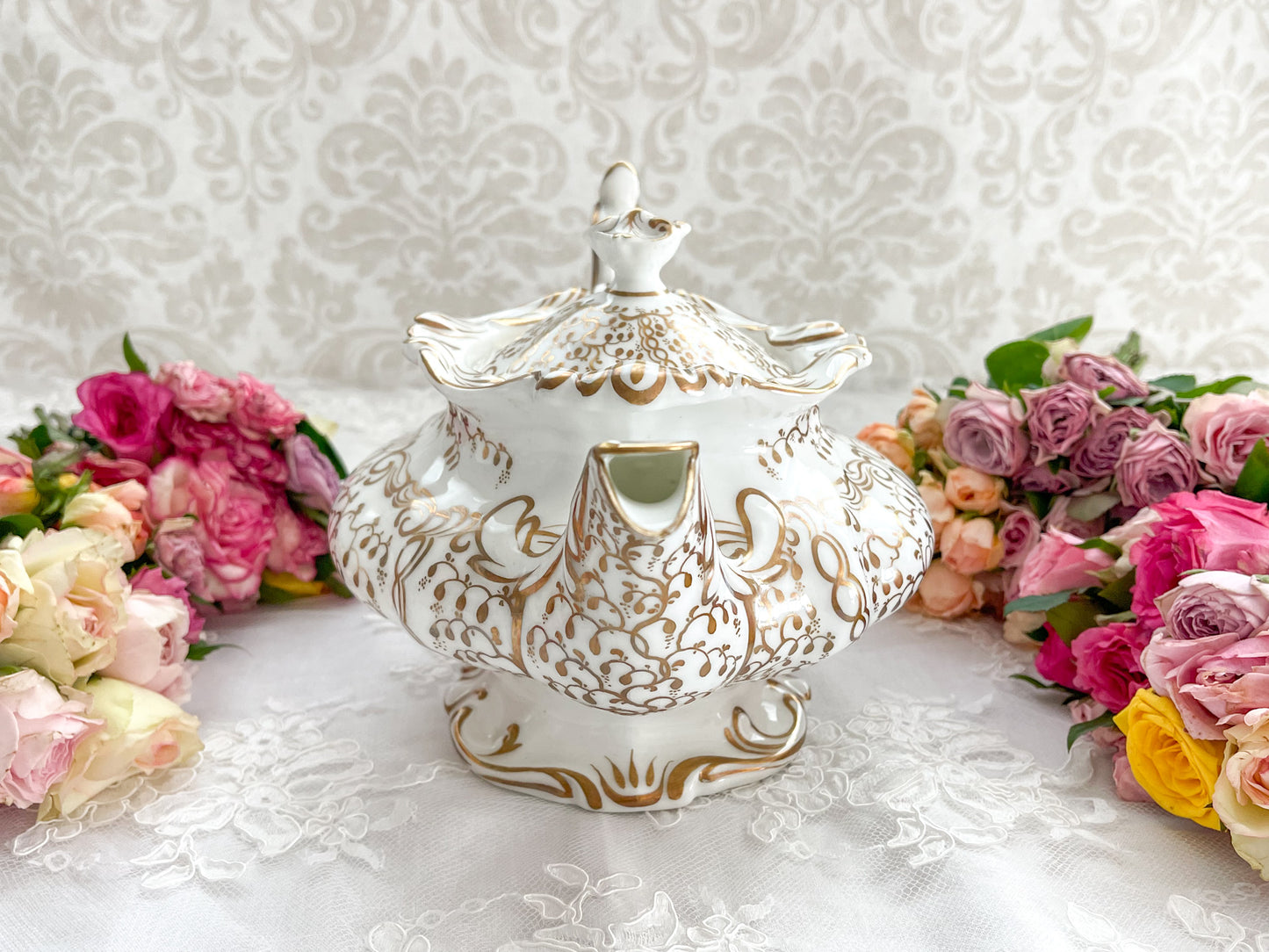 ロココリバイバルの優雅なティーポット。白磁に金彩の細かな模様が美しいです。Rose Antiquesはコールポートをはじめ英国アンティーク磁器をご紹介しています。