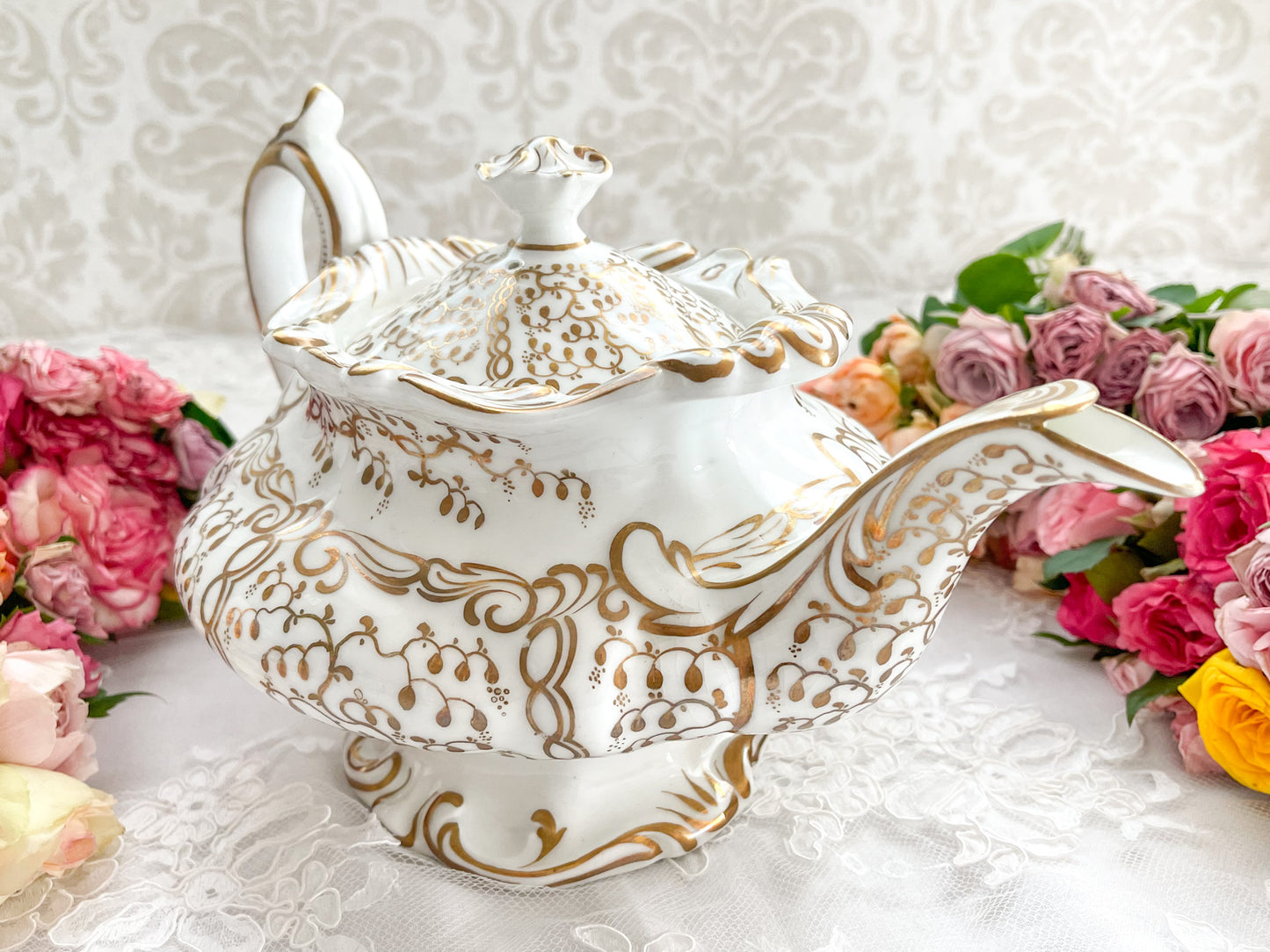 ロココリバイバルの優雅なティーポット。白磁に金彩の細かな模様が美しいです。Rose Antiquesはコールポートをはじめ英国アンティーク磁器をご紹介しています。