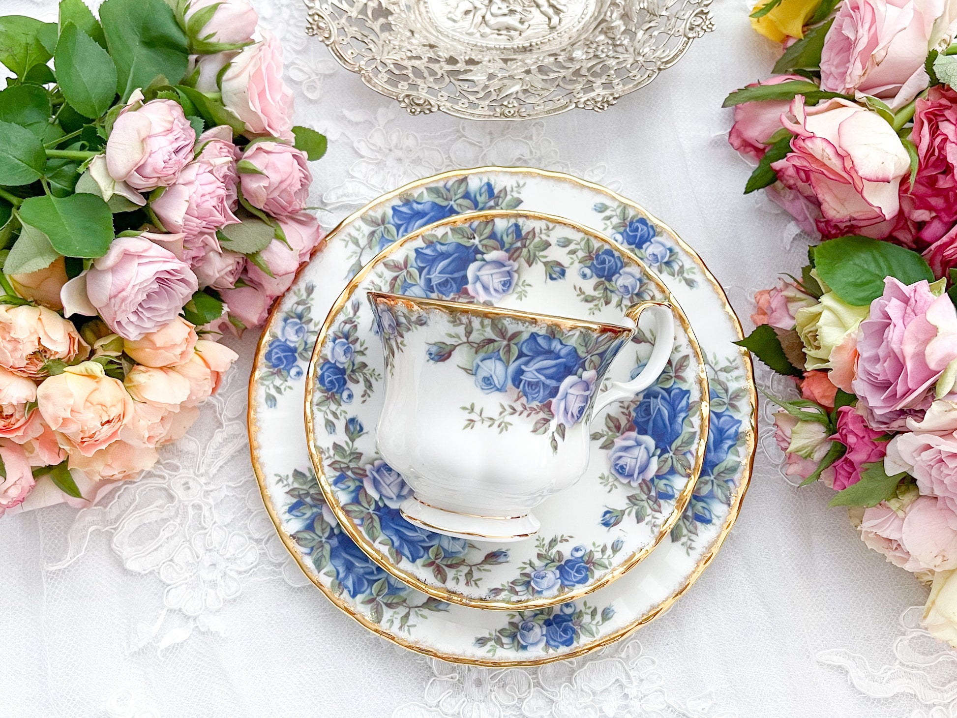 ロイヤルアルバートのムーンライトローズのティートリオ。オールドカントリーローズの特別コレクションで貴重です。Rose Antiquesはコールポートをはじめ英国アンティーク、ヴィテージ磁器をご紹介しています。