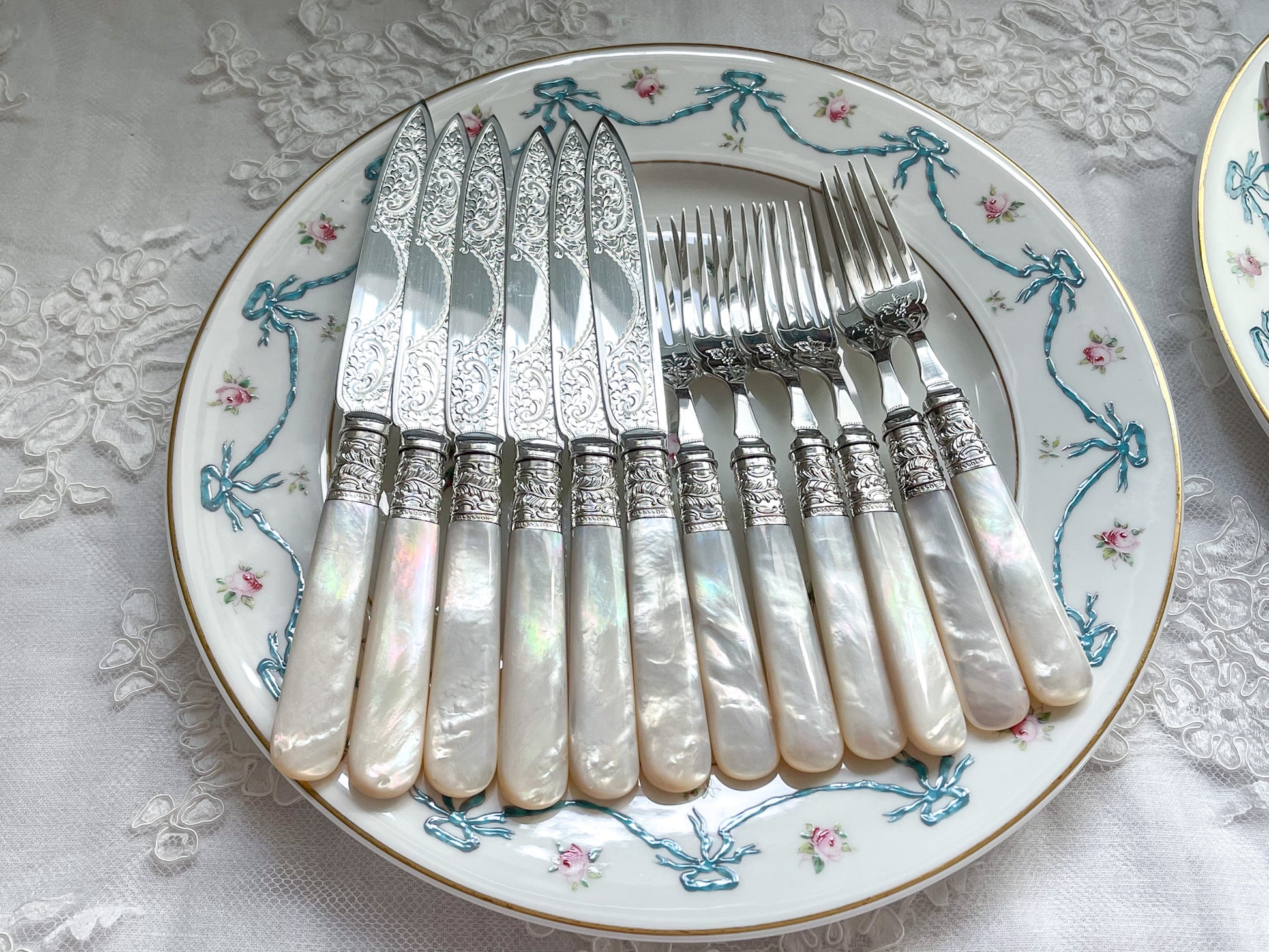 英国アンティークの白蝶貝カトラリー。白蝶貝ハンドルとシルバープレートのブレードがとても美しいアイテムです。模様もとても細かく大変美しいデザートカトラリーです。