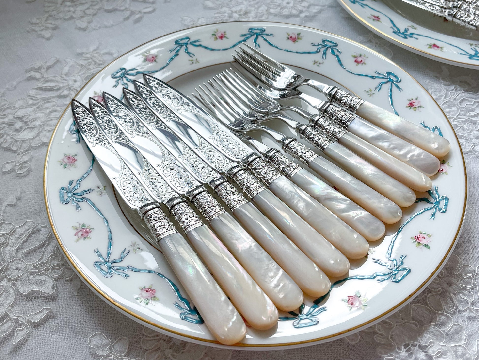 英国アンティークの白蝶貝カトラリー。白蝶貝ハンドルとシルバープレートのブレードがとても美しいアイテムです。模様もとても細かく大変美しいデザートカトラリーです。