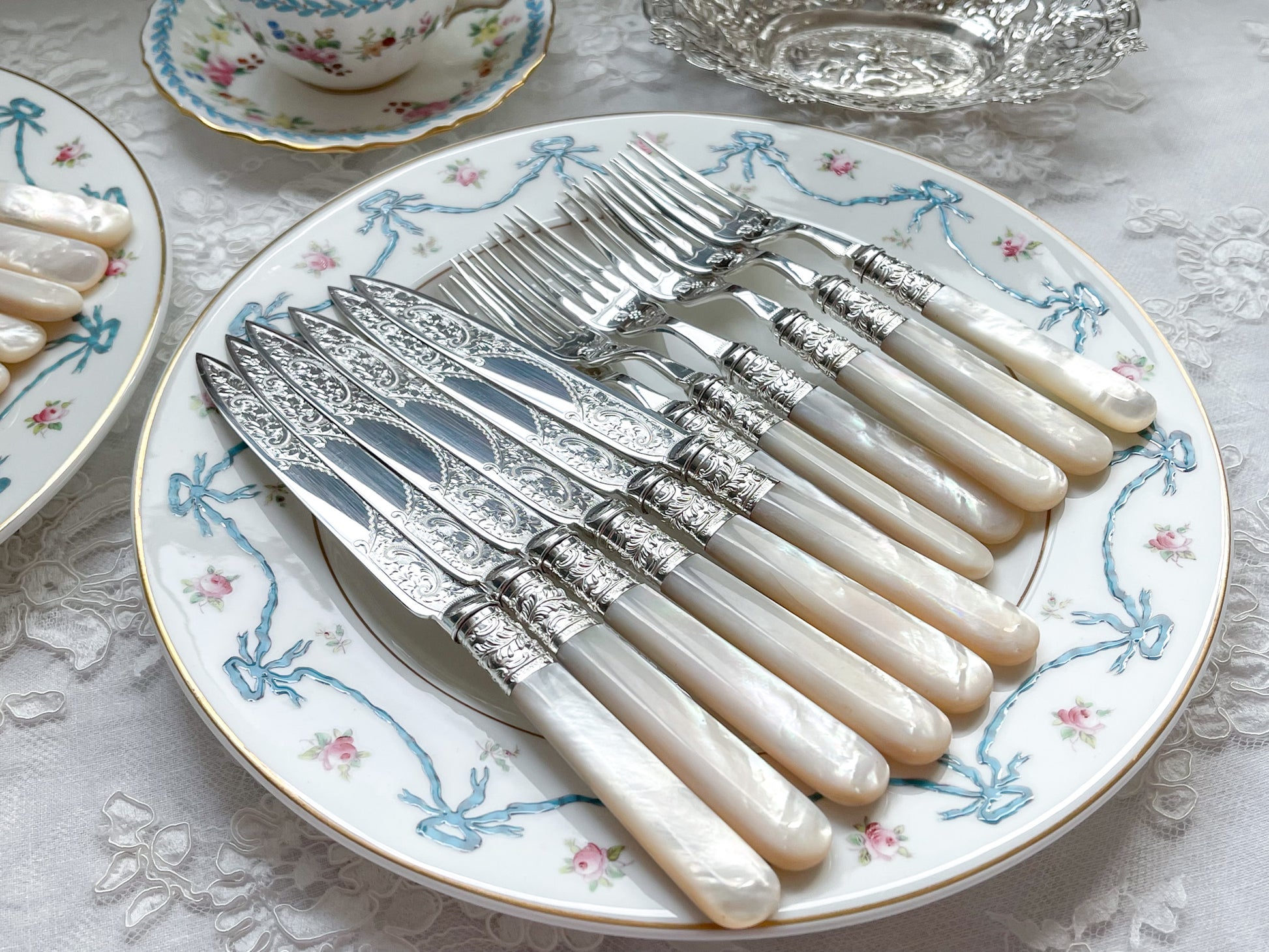 英国アンティークの白蝶貝カトラリー。白蝶貝ハンドルとシルバープレートのブレードがとても美しいアイテムです。模様もとても細かく大変美しいデザートカトラリーです。