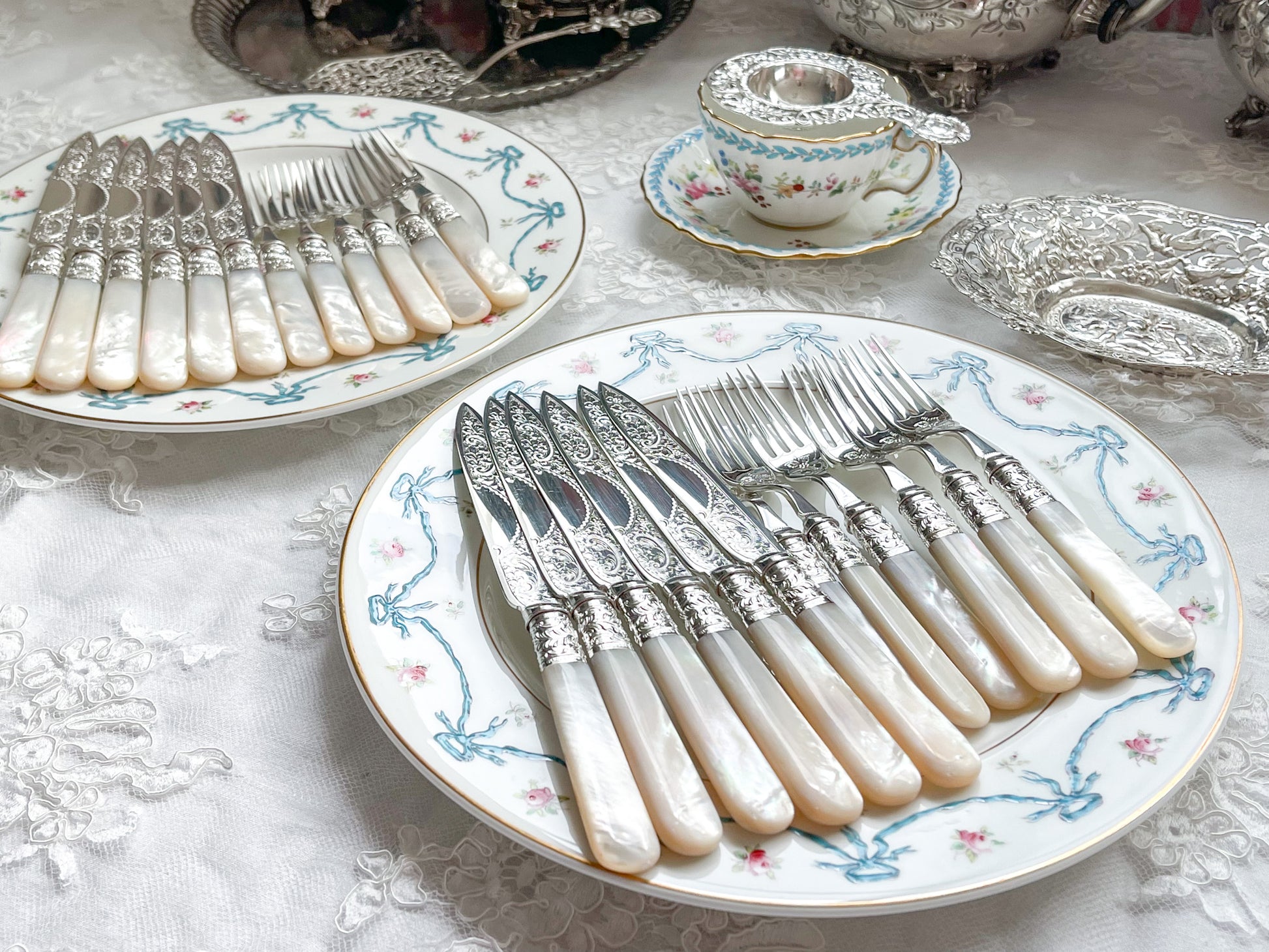 英国アンティークの白蝶貝カトラリー。白蝶貝ハンドルとシルバープレートのブレードがとても美しいアイテムです。模様もとても細かく大変美しいデザートカトラリーです。